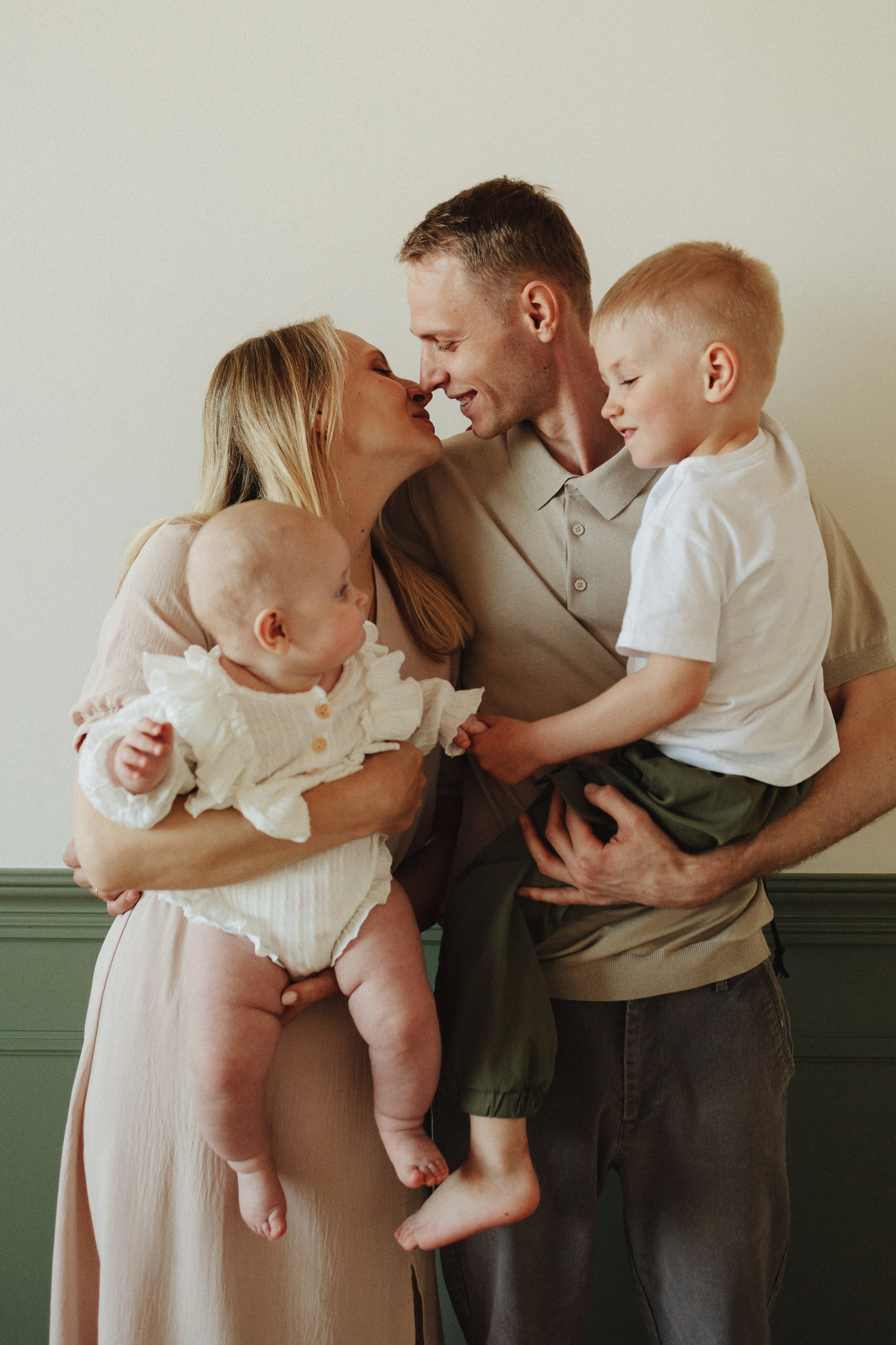 СЕМЬЯ студийная. СЕМЕЙНЫЙ фотограф Краснодар Анастасия Михайлова