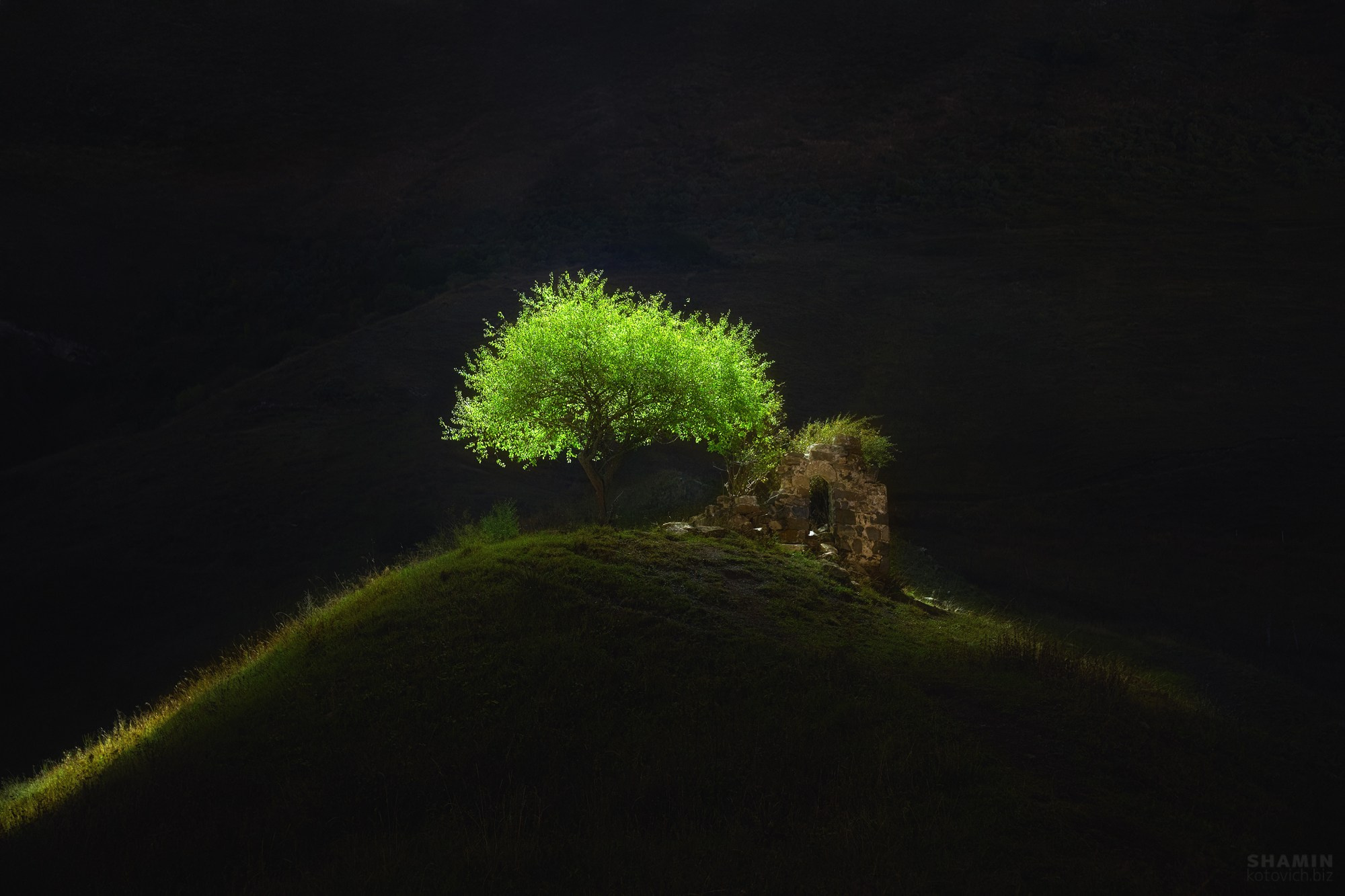 Пейзажи Ингушетии: горные хребты, башенные комплексы, долины и облака, снятые фотографом Константином Шаминым. Атмосферные кадры, передающие дух Кавказа, древнюю архитектуру и красоту природы Ингушетии. Фотограф Константин Шамин