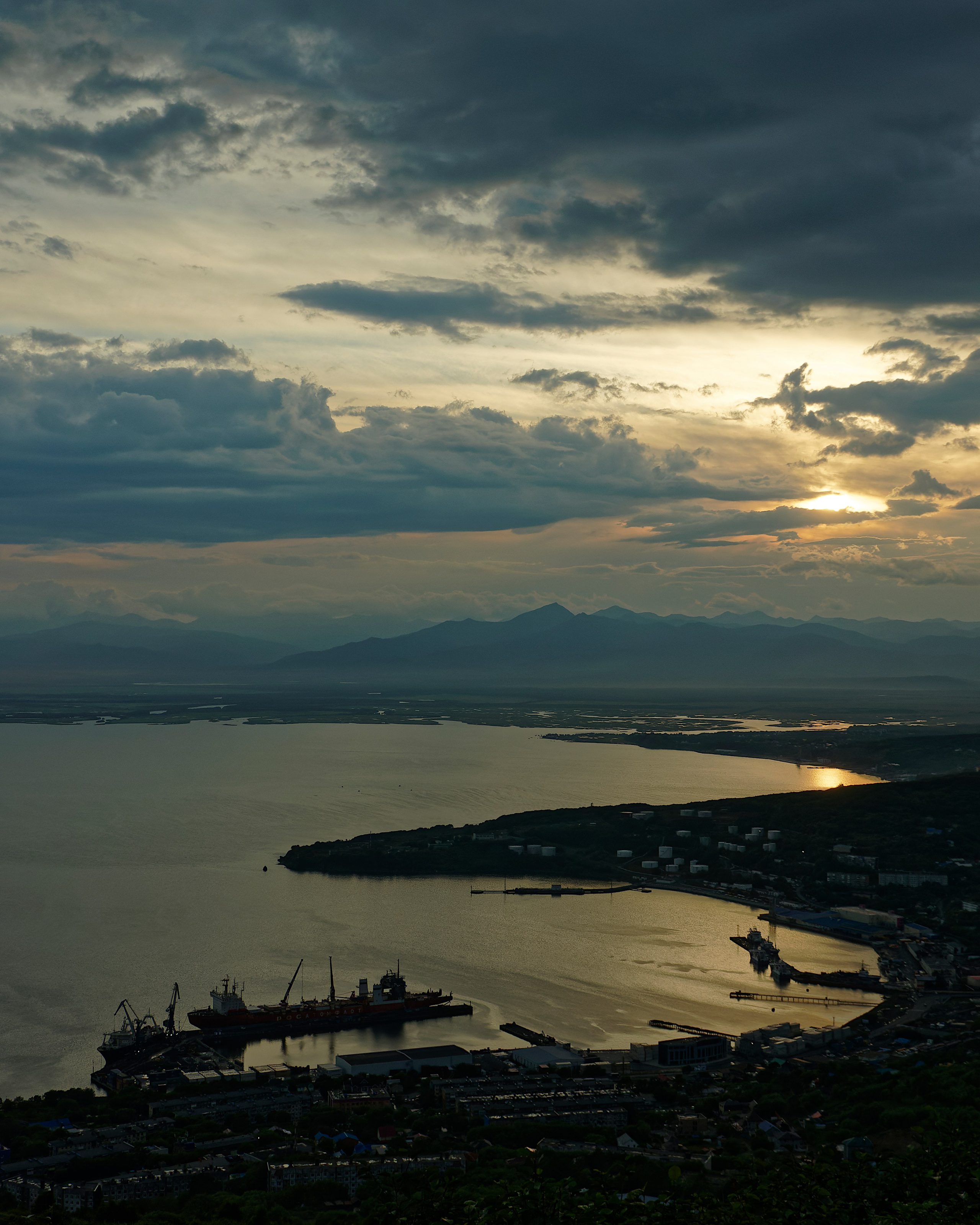 Камчатка, вид с Мишенной сопки на закат над Авачинской губой