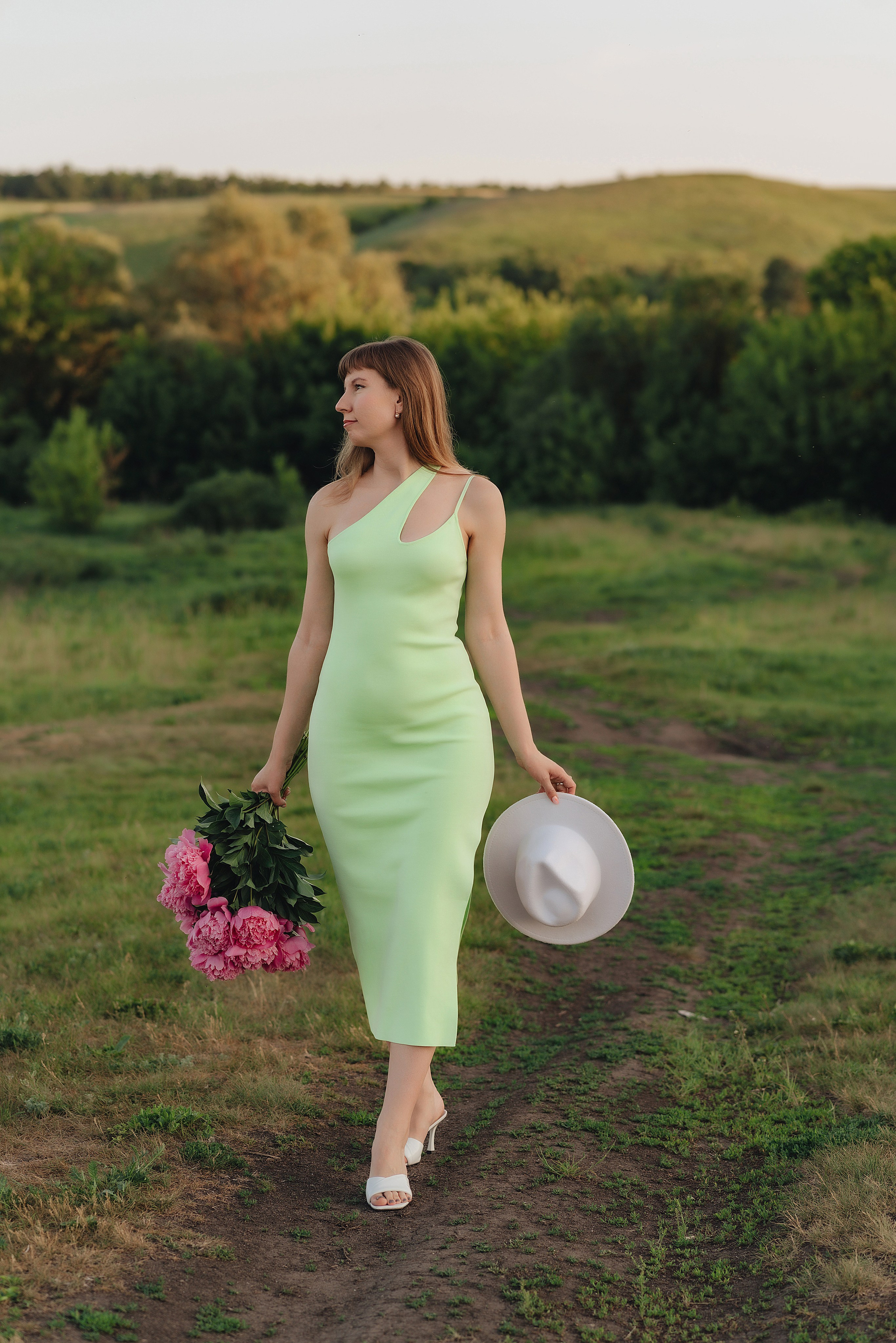 Анастасия | Съемка на закате с букетом пионов. Фотограф Карина Шмулёва. Воронеж и область