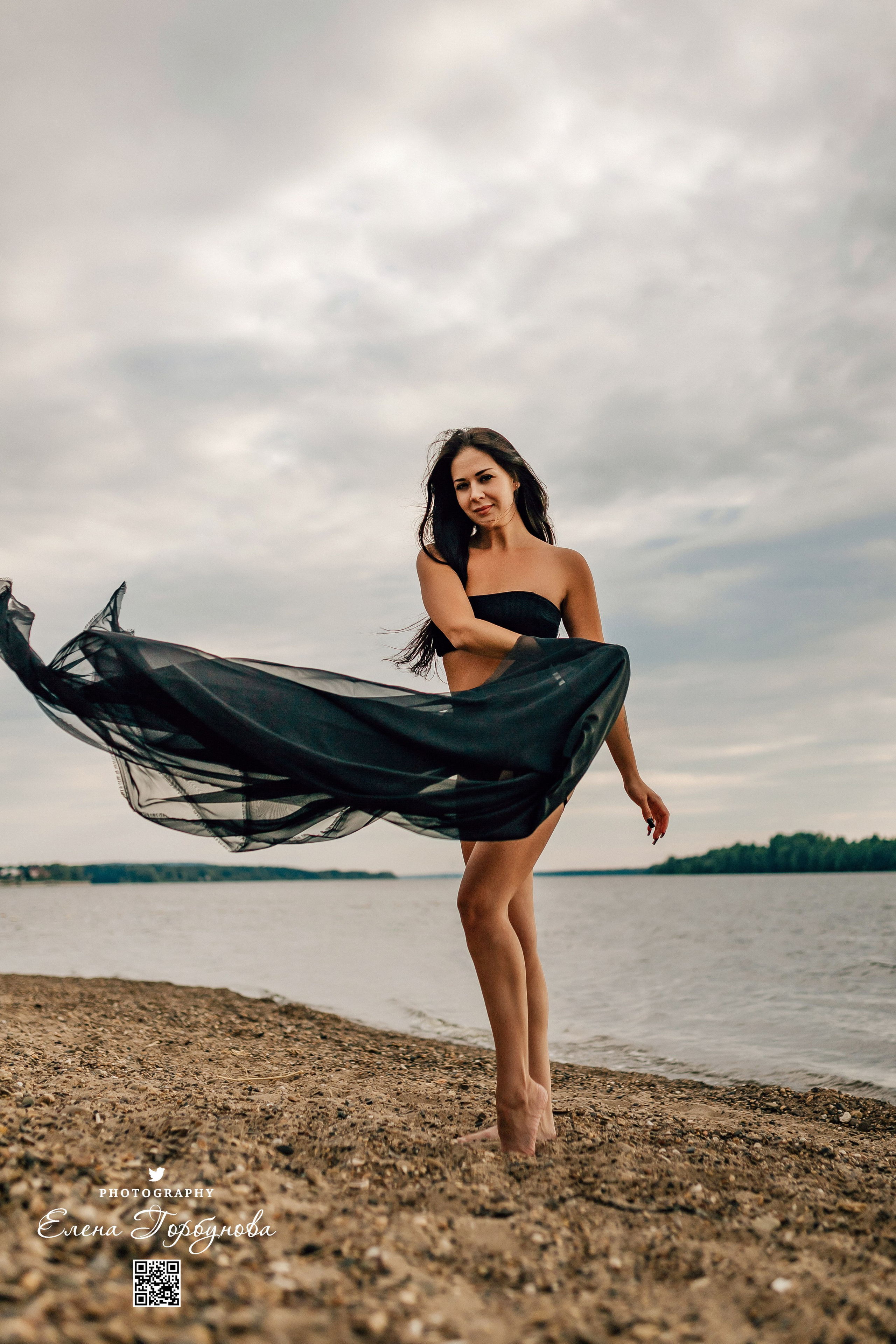 Черная серия с тканью. Набережная. Александра и Таисия. Июль 2025 г. Фотограф Пермь. Свадьбы. Семья и дети, школа, д. сад. Фотокниги