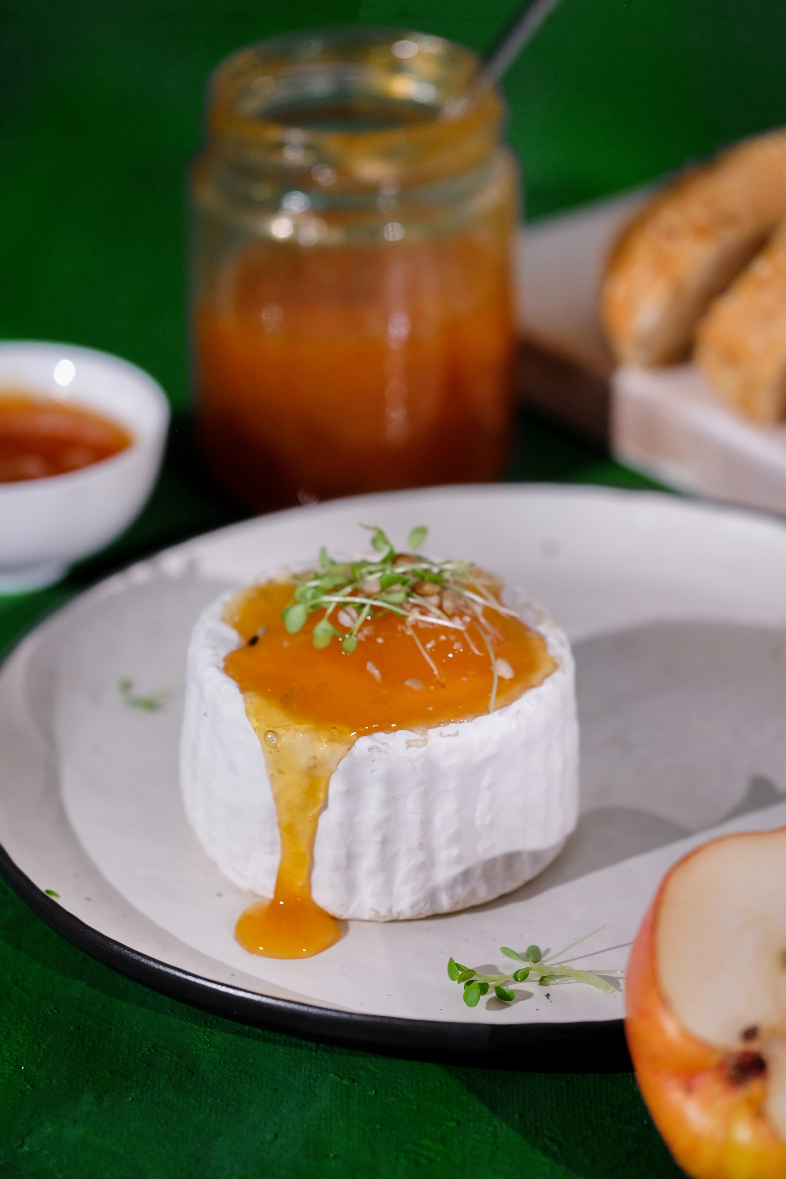 Мягкий сыр на тарелке 