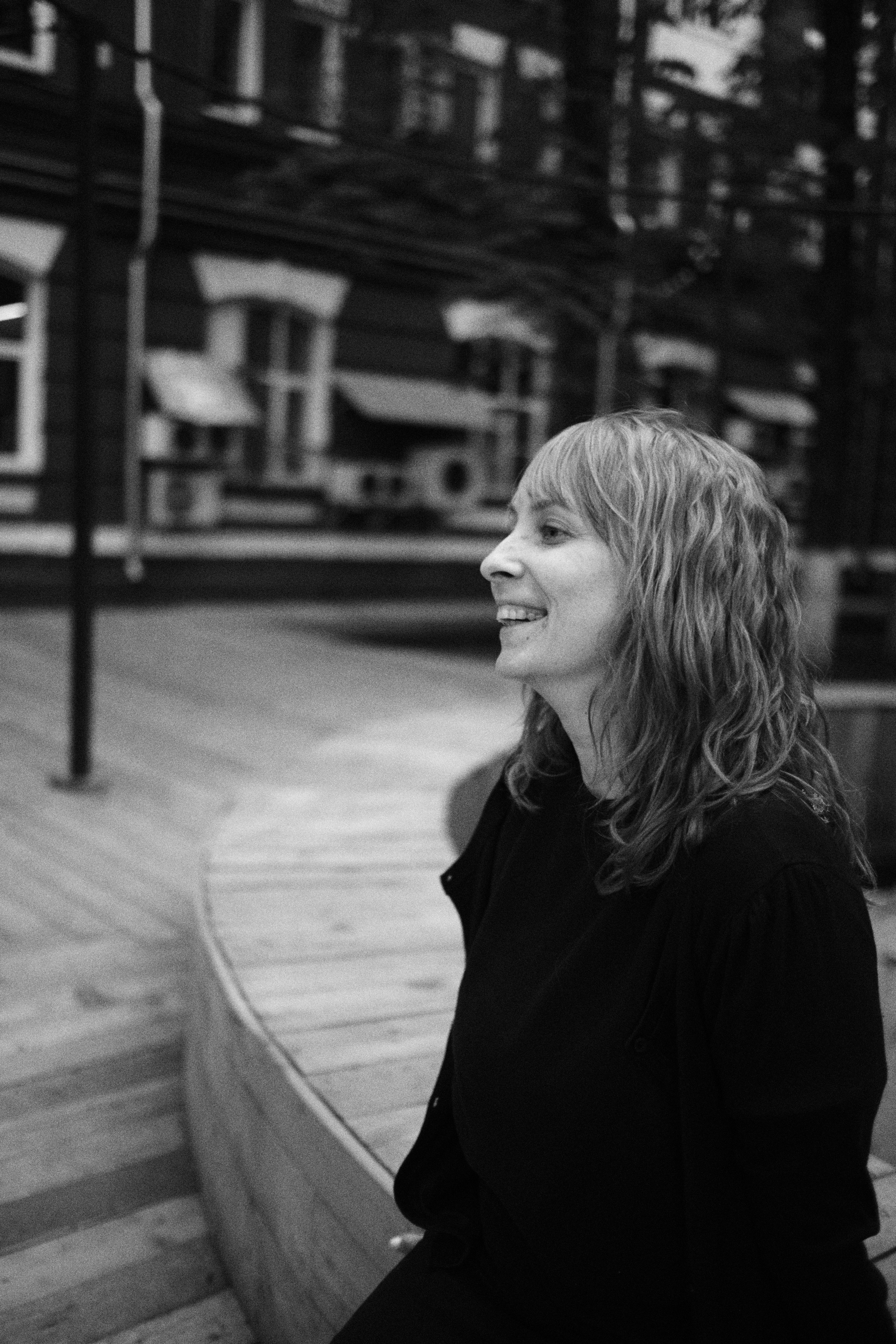 Женщина смеется