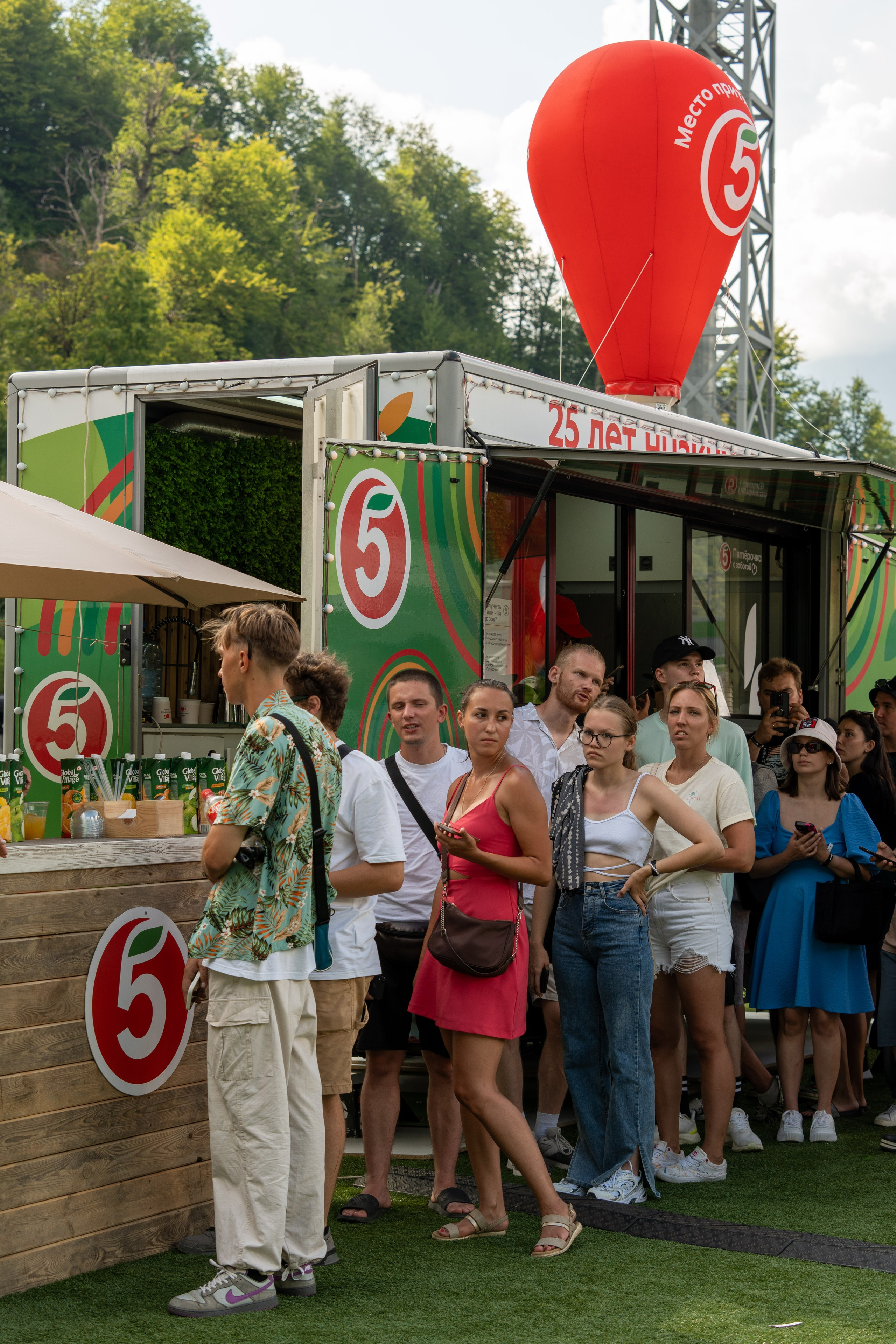 Фотоотчет партнеской интеграции для сети «Пятерочка» на фестивале «Grounded». Репортажный фотограф в Красной Поляне и Сочи Павлюченко Екатерина