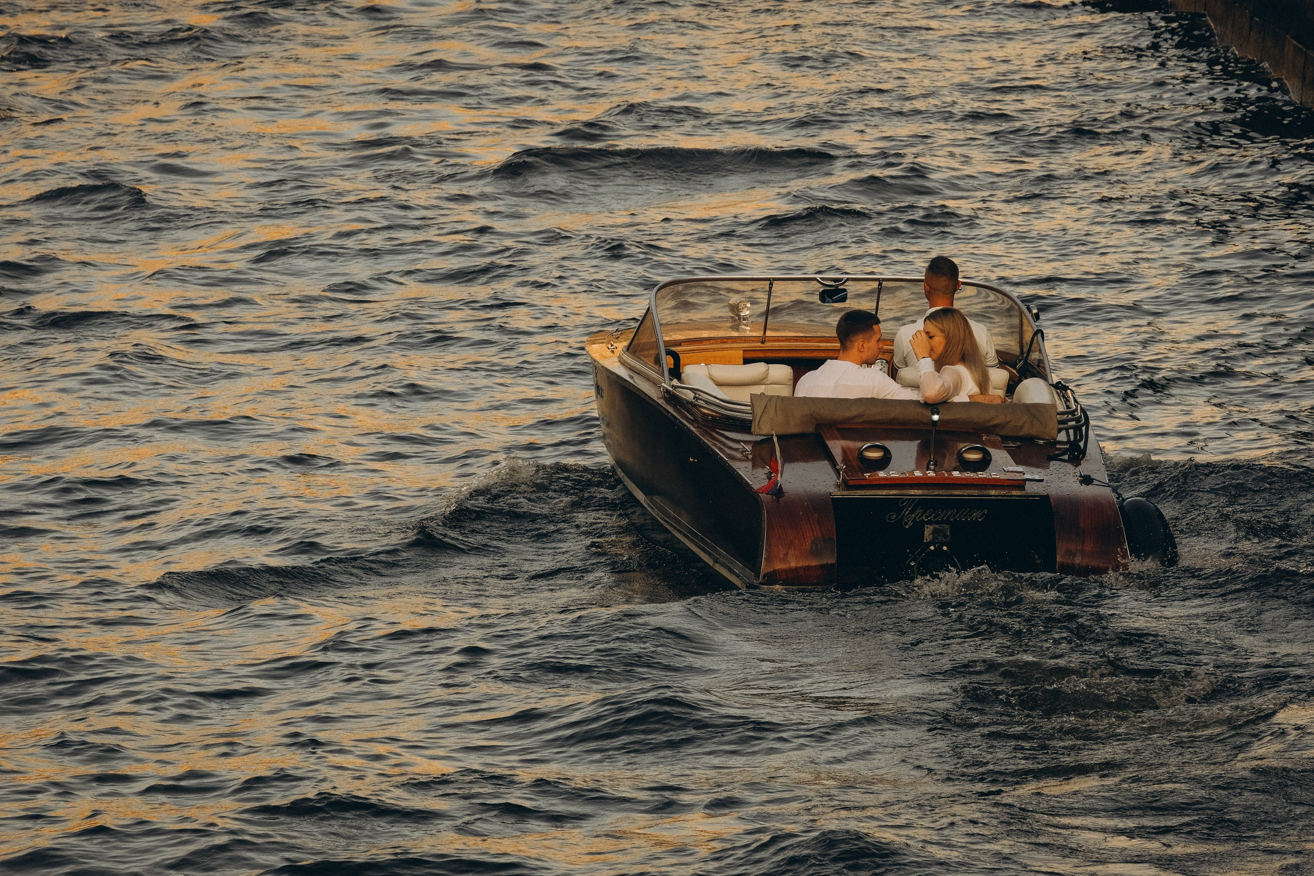 СВАДЕНБНАЯ СЬЕМКА НА КАТЕРЕ ПО КАНАЛАМ САНКТ-ПЕТЕРБУРГА И В АКВАТОРИИ НЕВЫ. Профессиональный фотограф, Санкт-Петербург — Виктория Богомолова