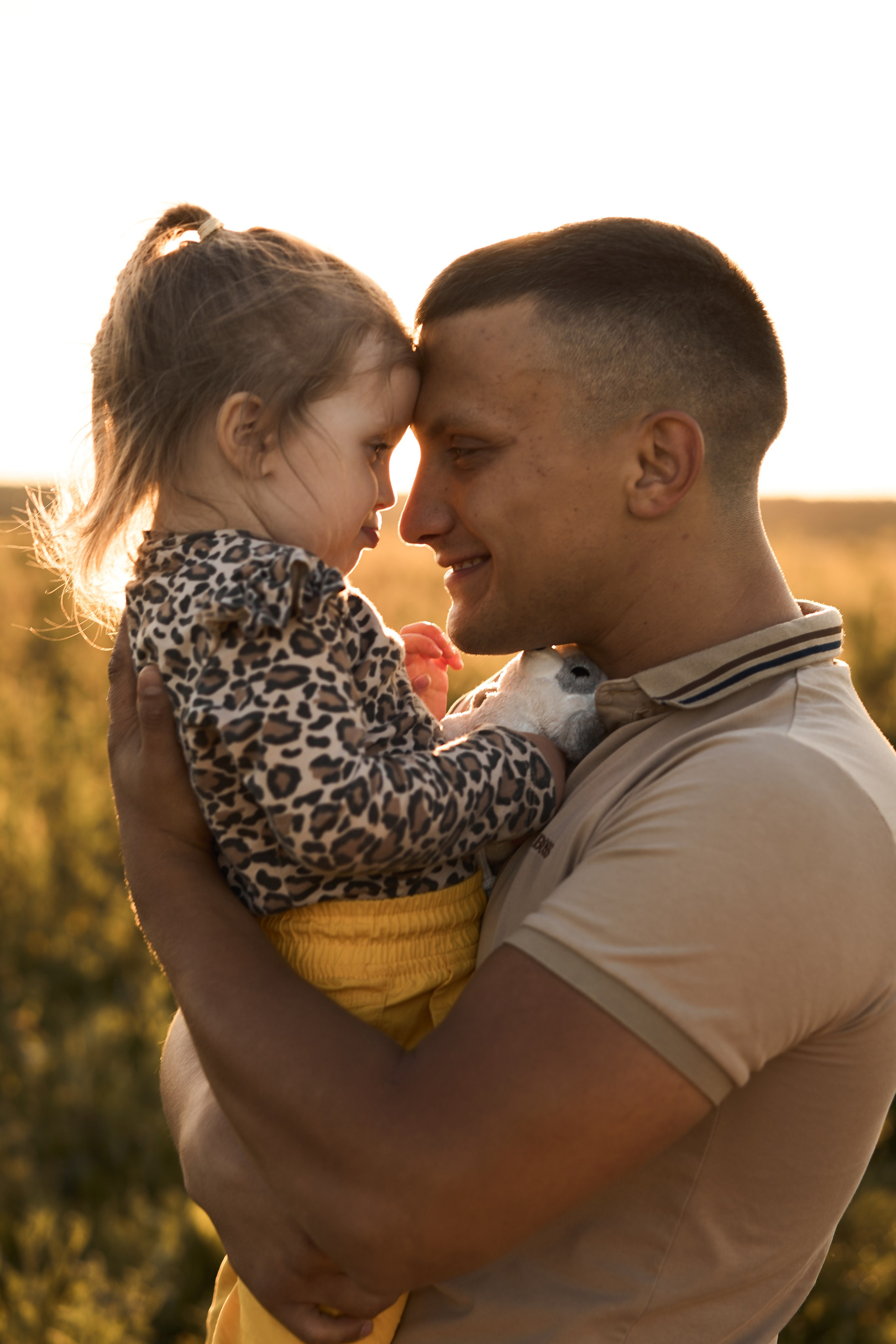 Семейная фотосессия на закате в поле😍. Фотограф Екатеринбург Кокшарова Александра
