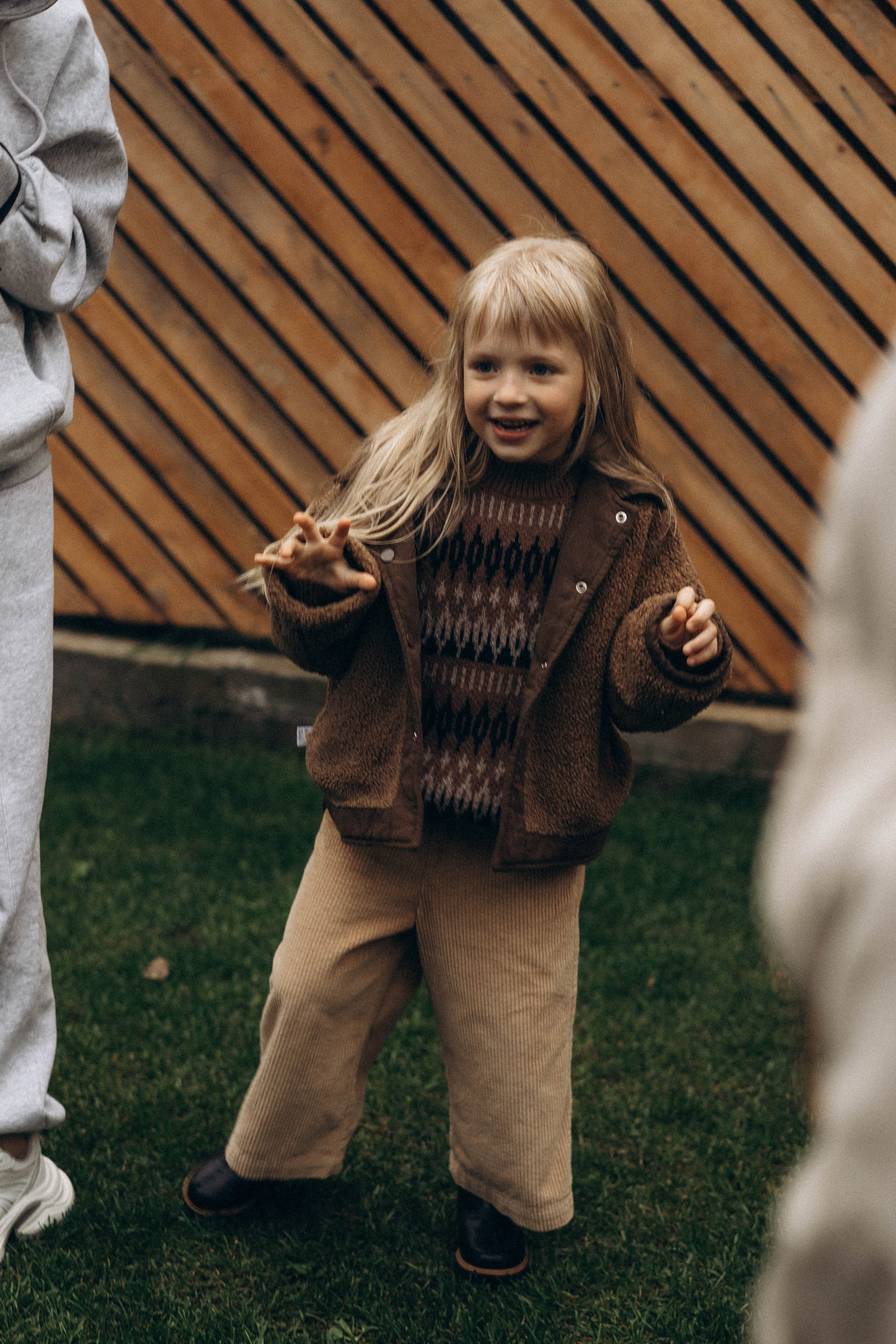 Фотосессия у дома во дворе мама и дочка. Фотограф Екатеринбург Кокшарова Александра
