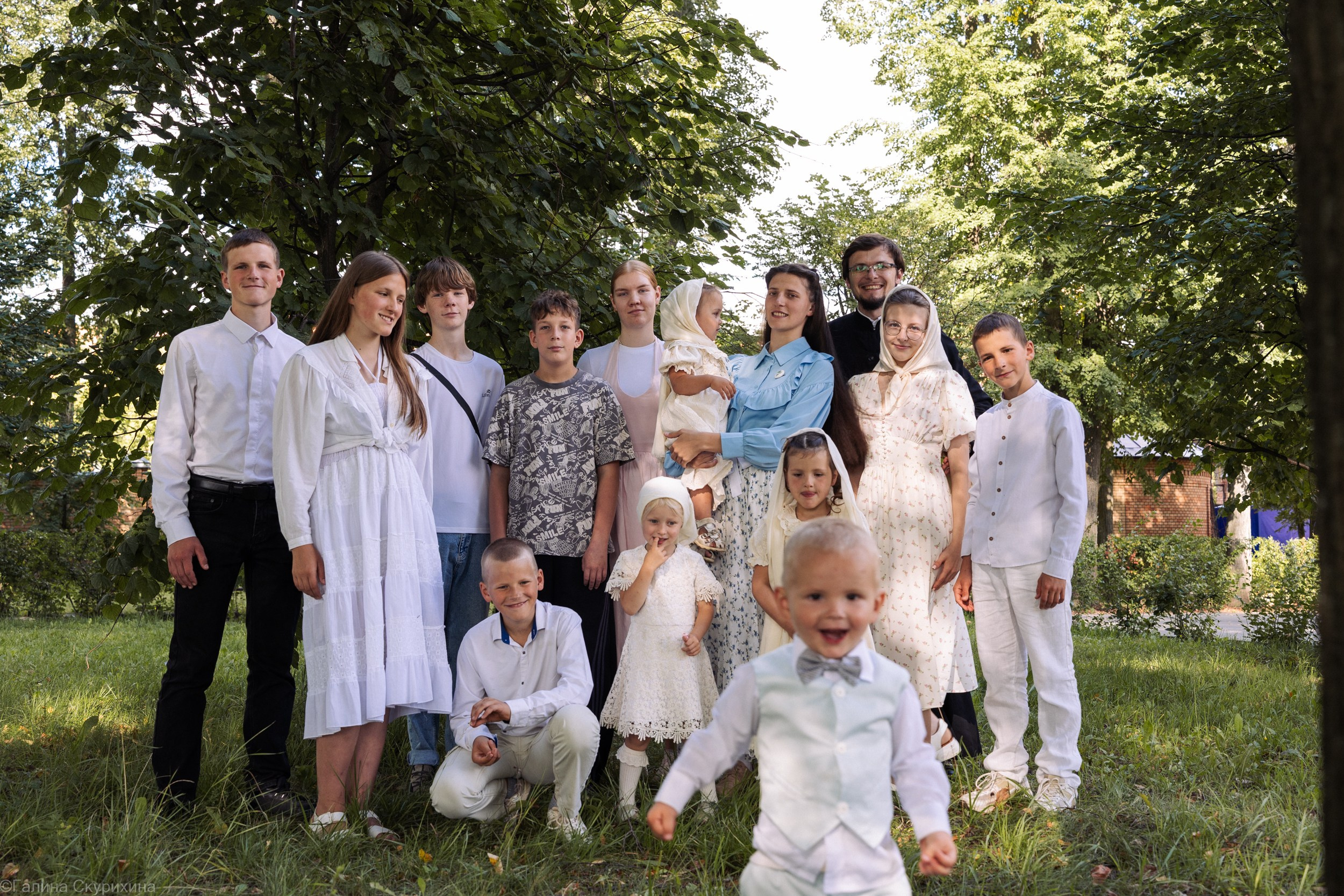 Семейная фотосессия на природе на территории монастыря