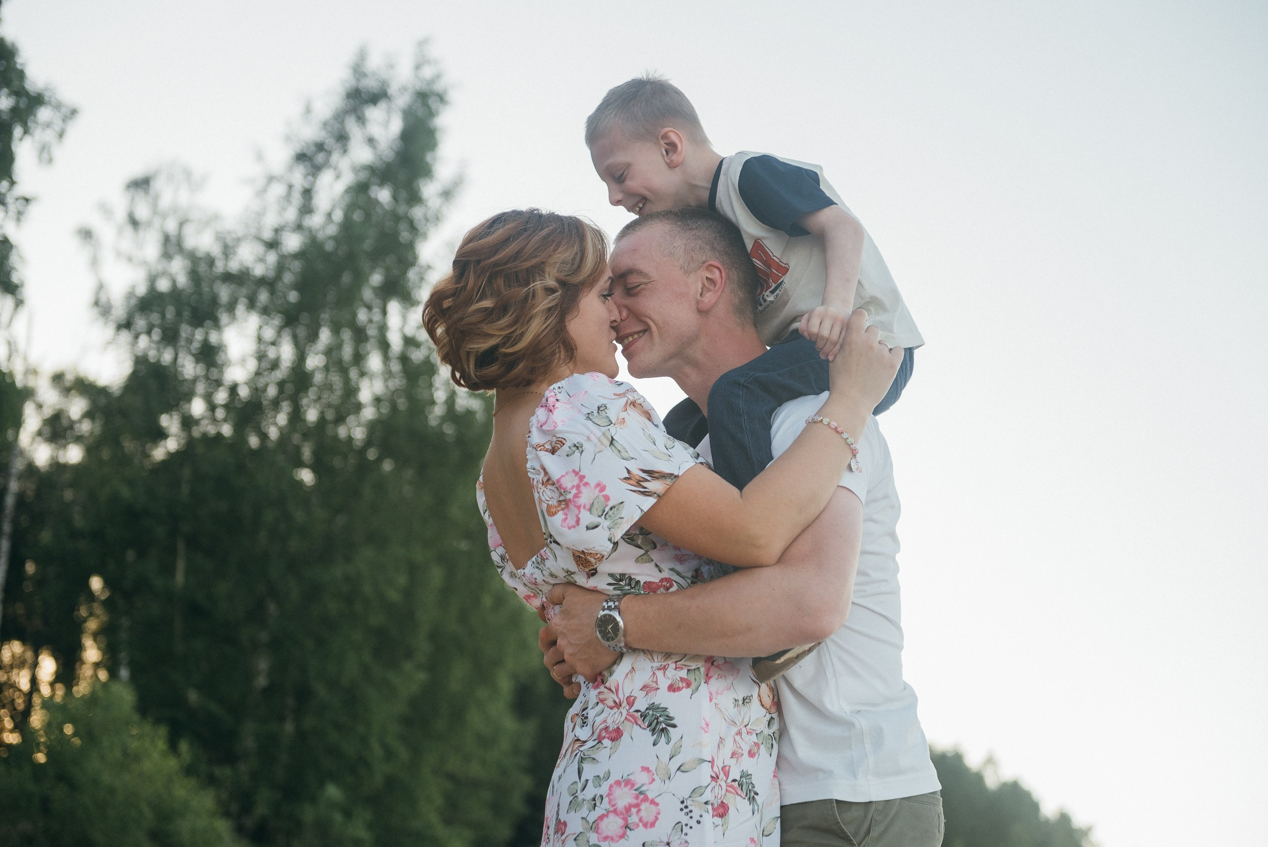 Семейная фотосессия на берегу реки. Семейный фотограф на крещение, венчание в Иваново Галина Скурихина