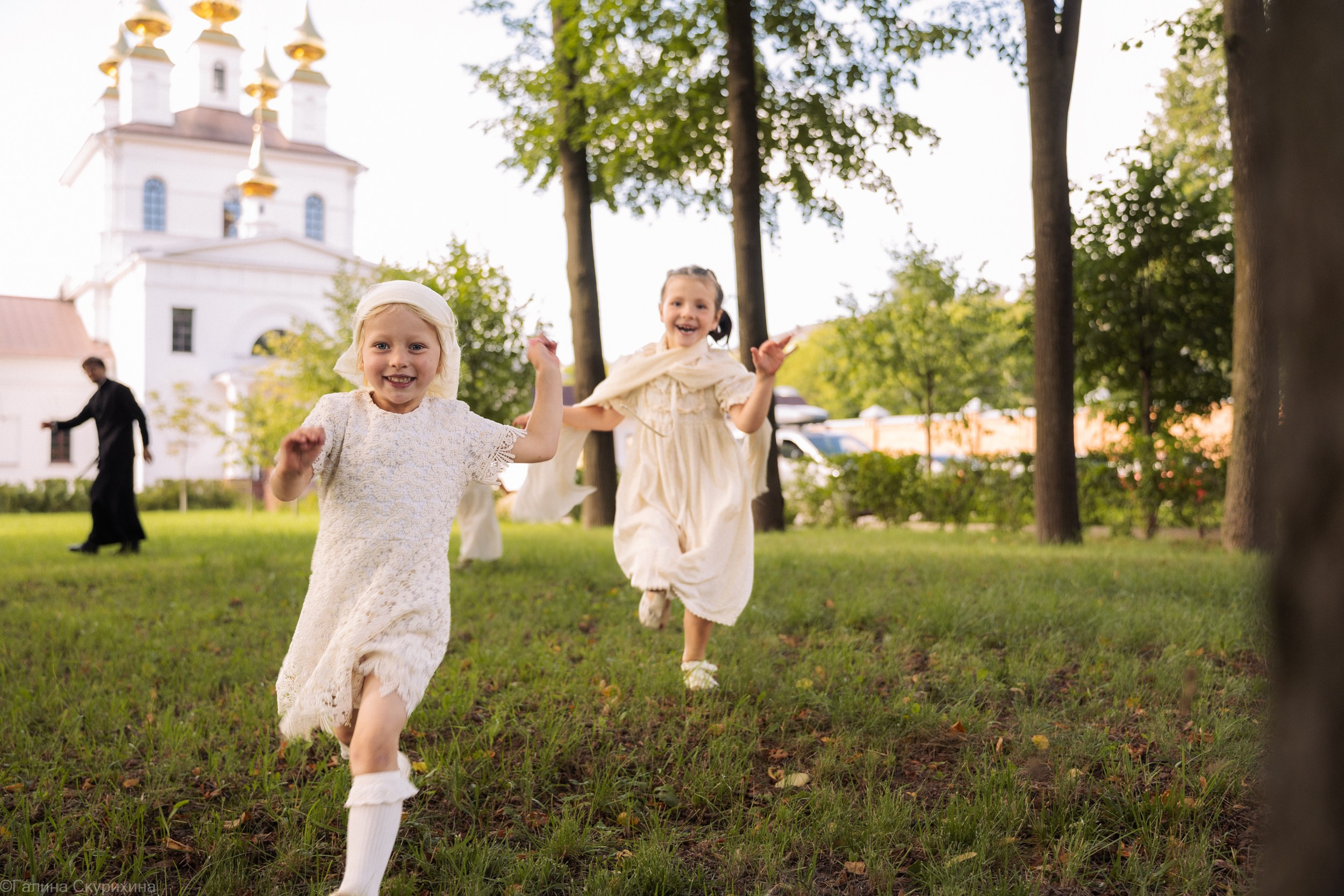 Семейная фотосессия на природе на территории монастыря
