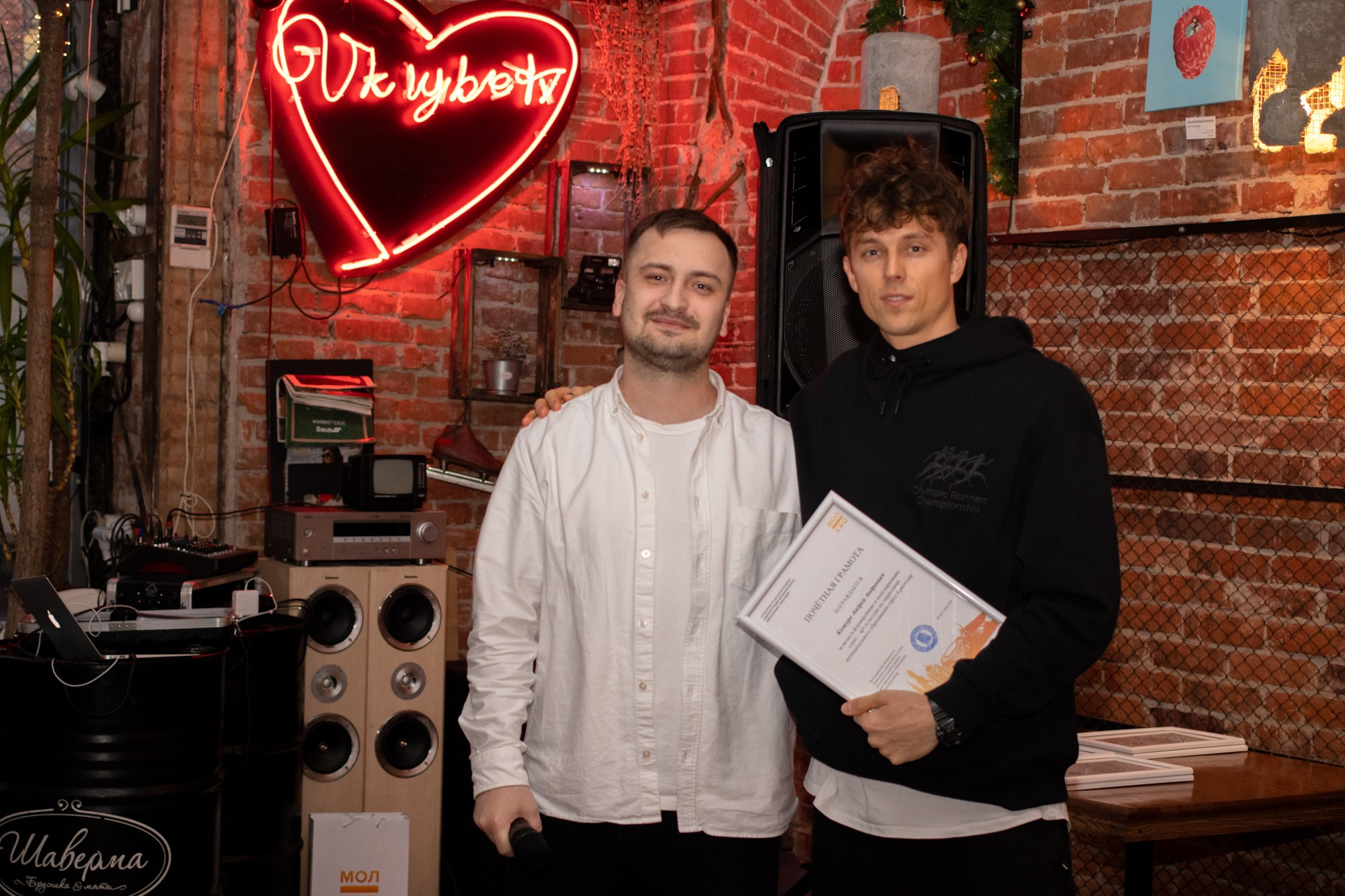 Новогодняя встреча в баре «Шаверма». Репортажный, промышленный и маркетплейс-фотограф Дмитрий Чернат