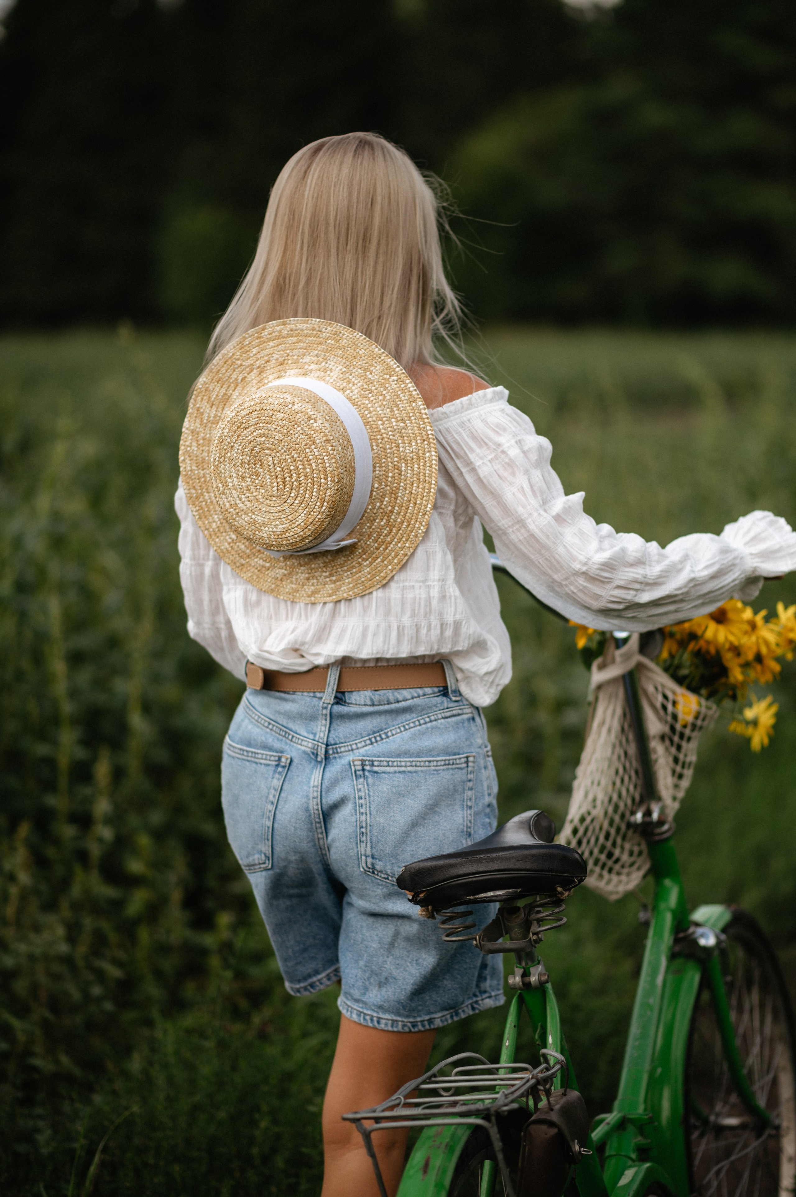 В поле с велосипедом. Главная