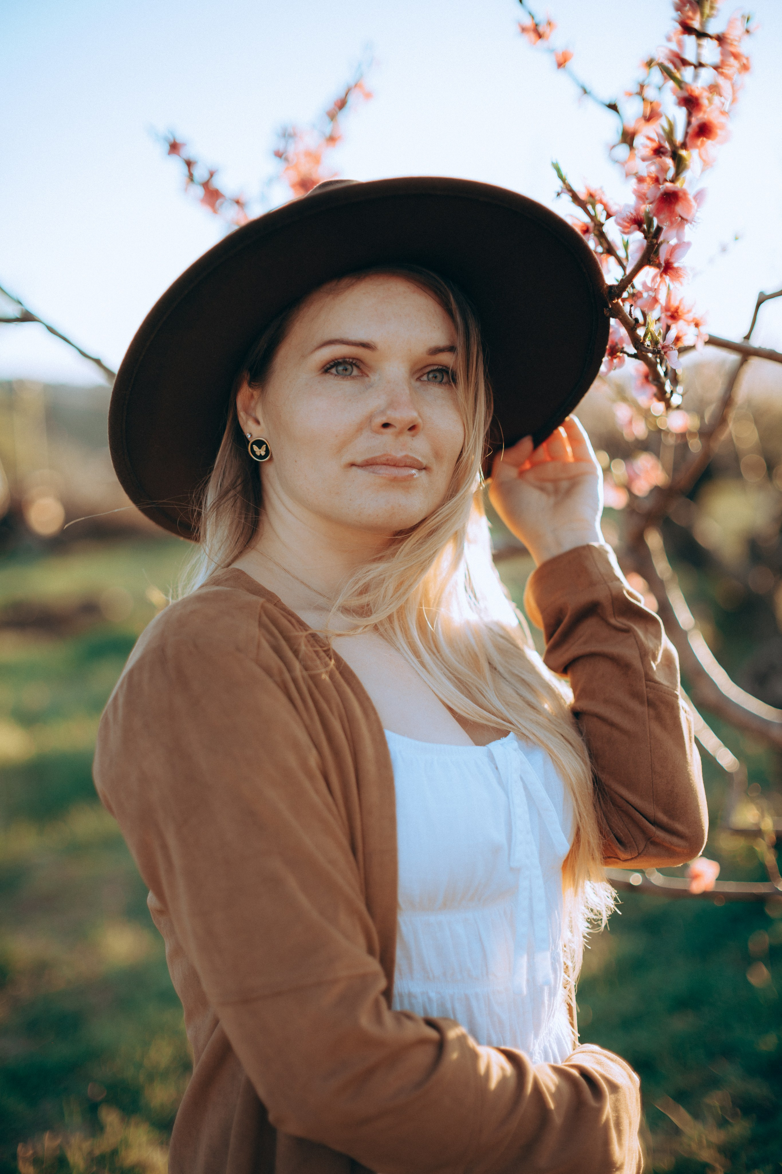 Женская фотосессия в персиковых цветениях. Портретный свадебный фотограф Крым | Евгения Щитенко