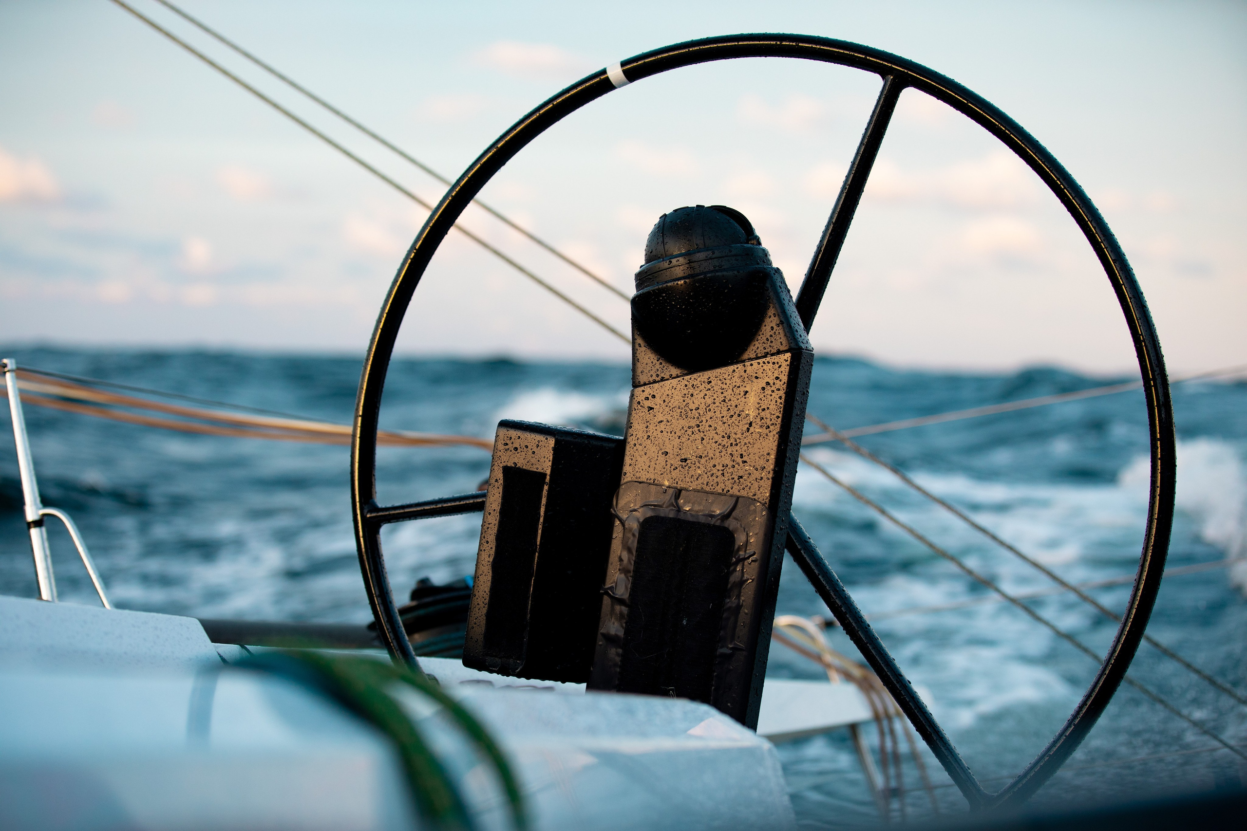 Штурвал яхты крупным планом в Балтийском море.