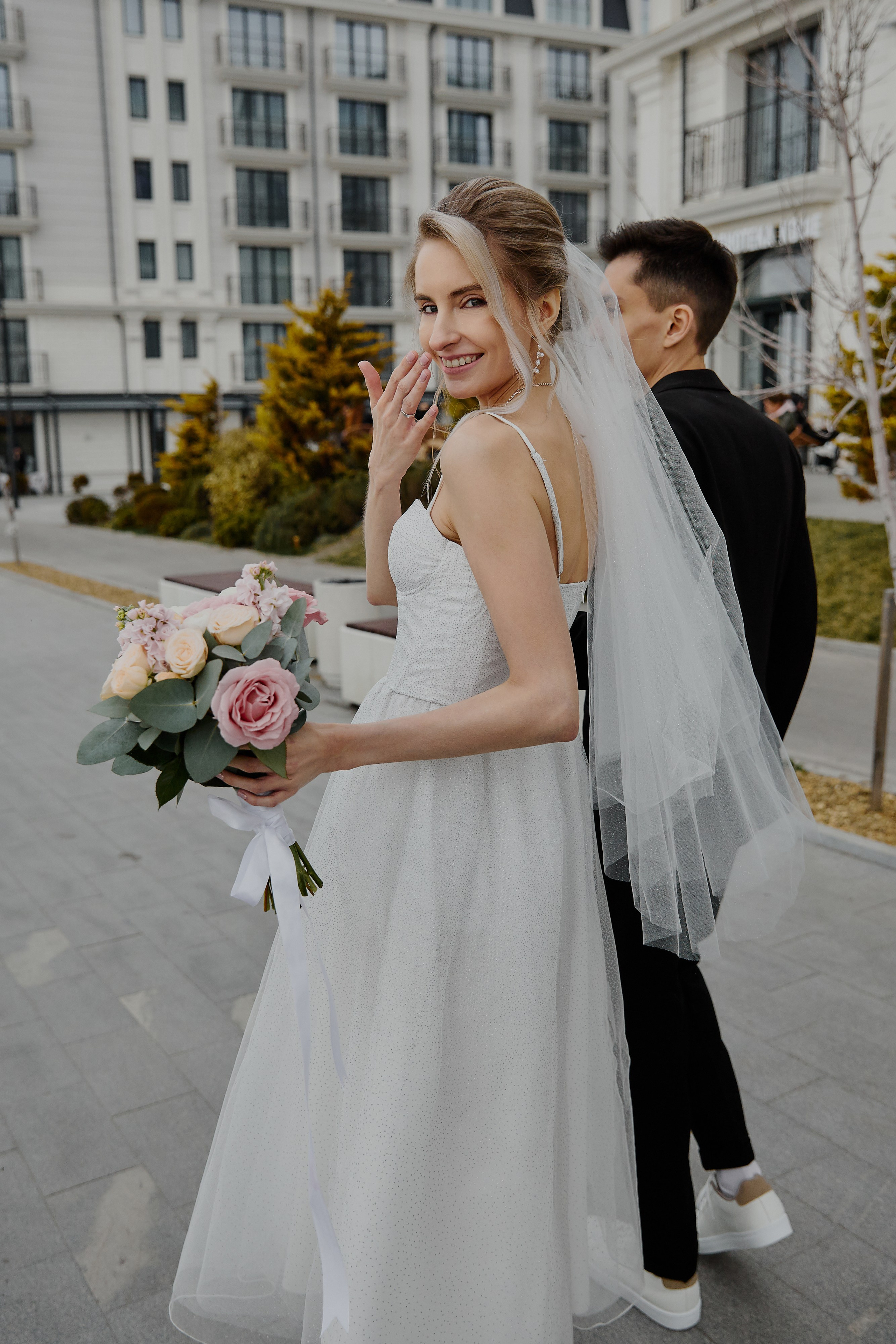 Невеста хвастается своим обручальным кольцом на свадебной фотосессии в Анапе 