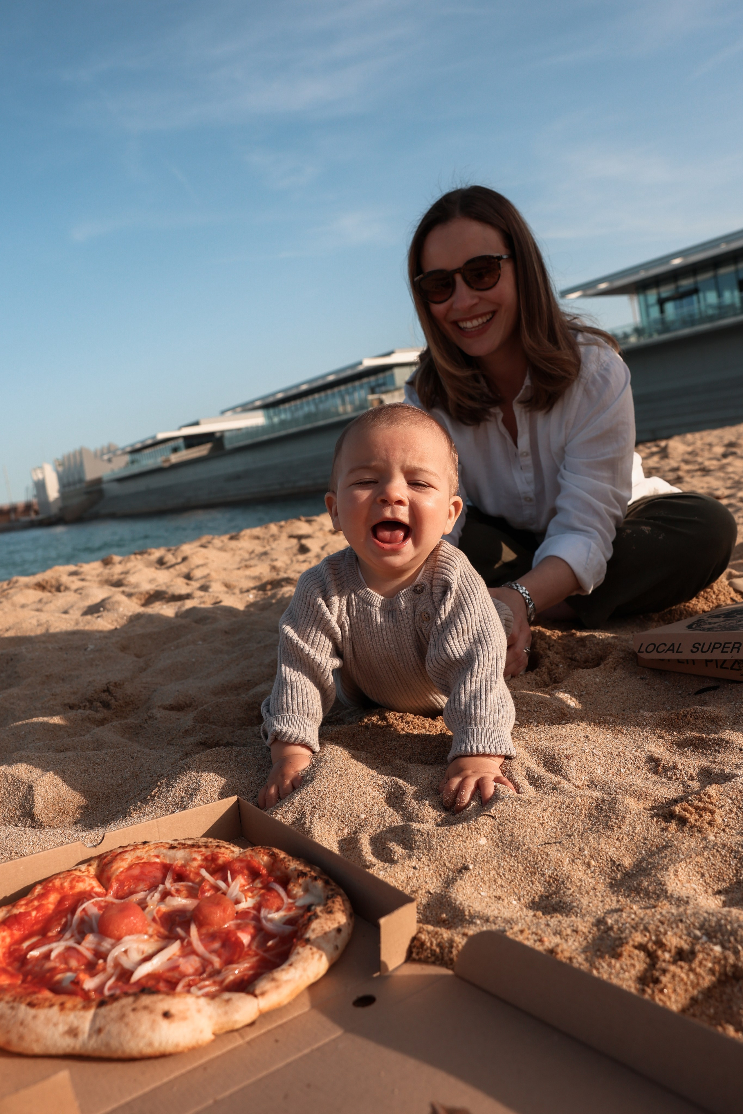 Family pizza at the sea. Natalia Zhuravleva|family, newborn, maternity photographer in Barcelona