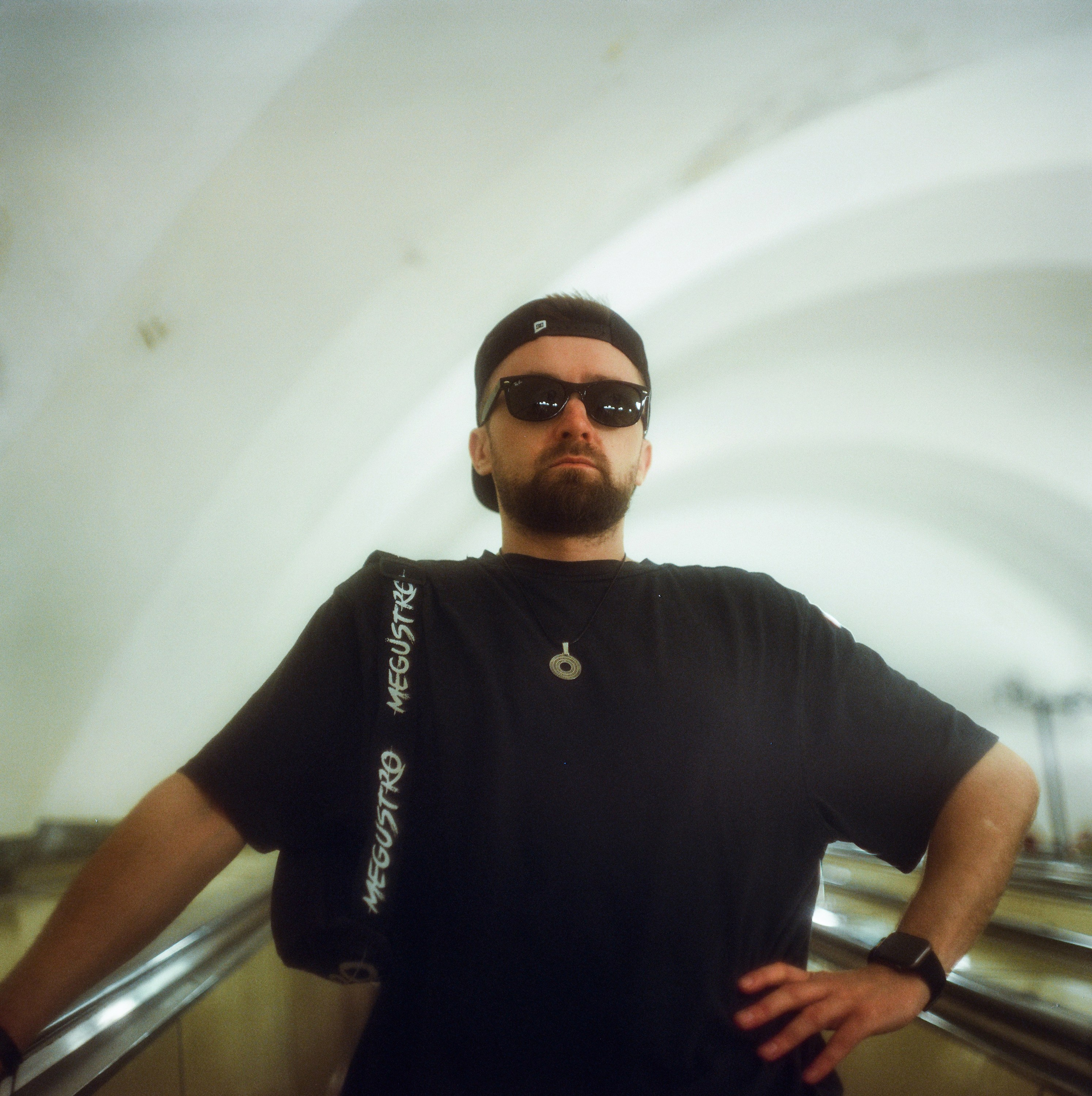 Мужской портрет на пленку в Санкт-Петербурге | Уличная фотосессия с атмосферой