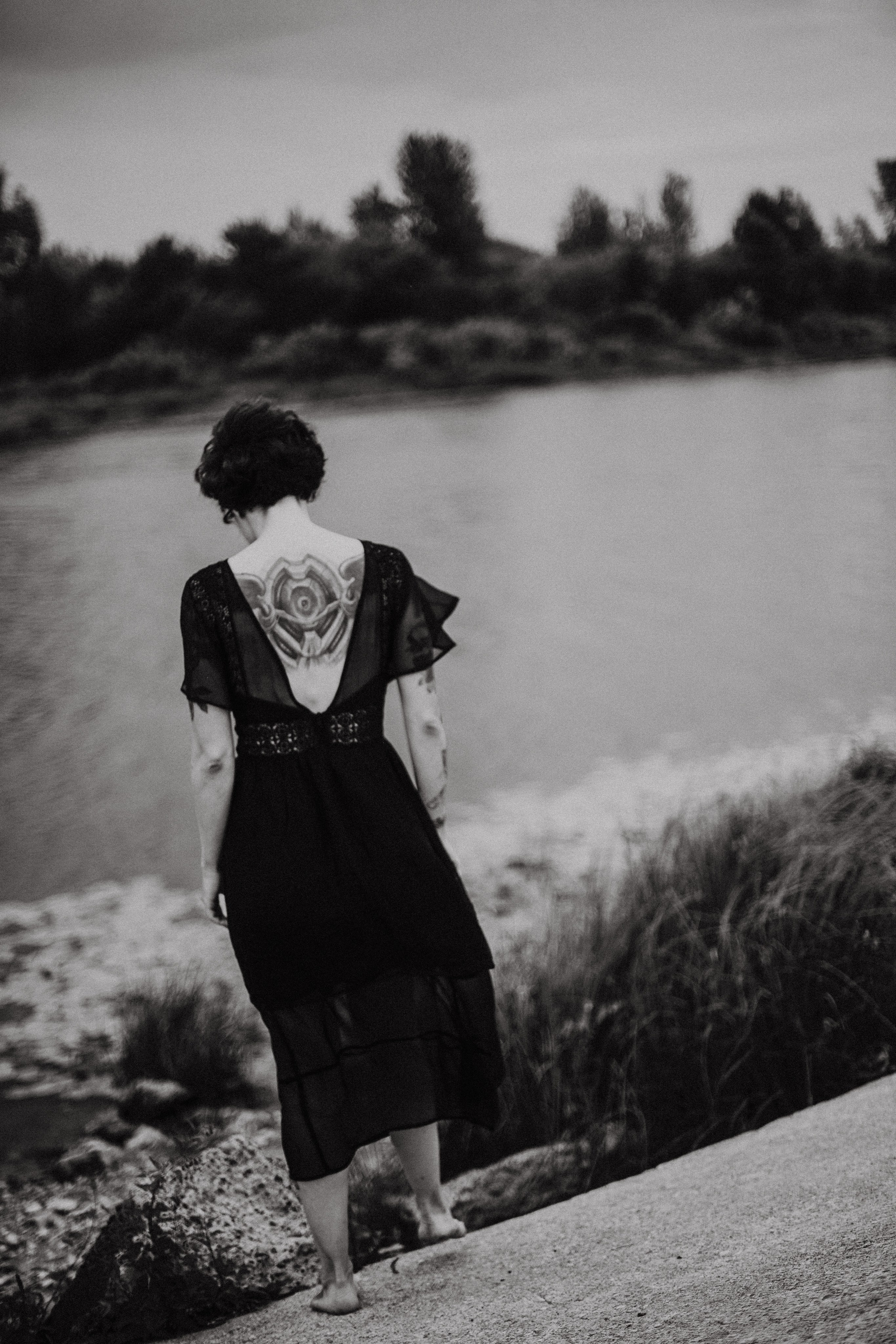 Есенин у реки. Фотограф в Нижнем Новгороде