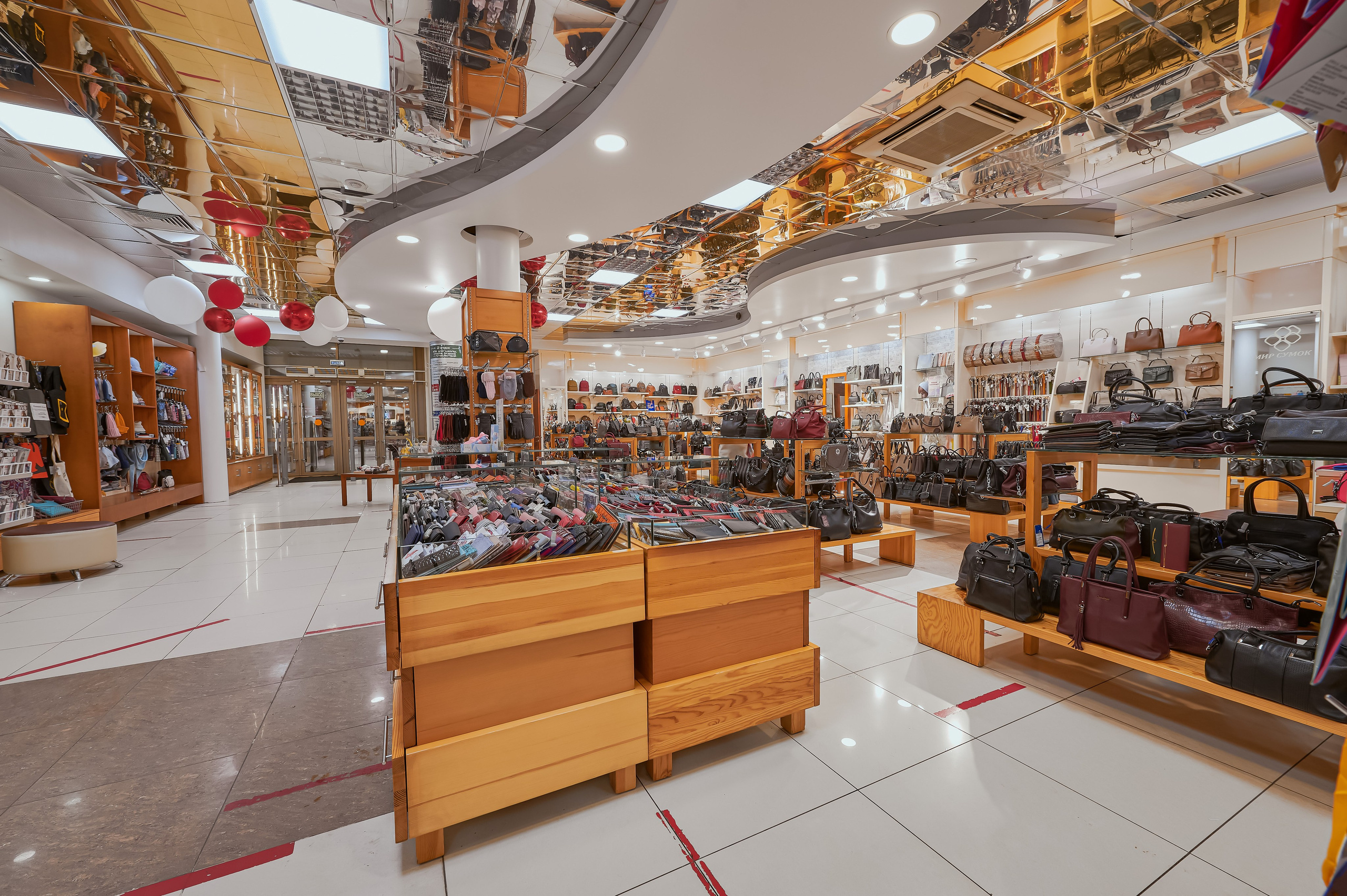 Портфолио по интерьерной и экстерьерной фотосъёмки: Мир Сумок — Правый берег. Фотограф Яковлев Роман — Красноярск