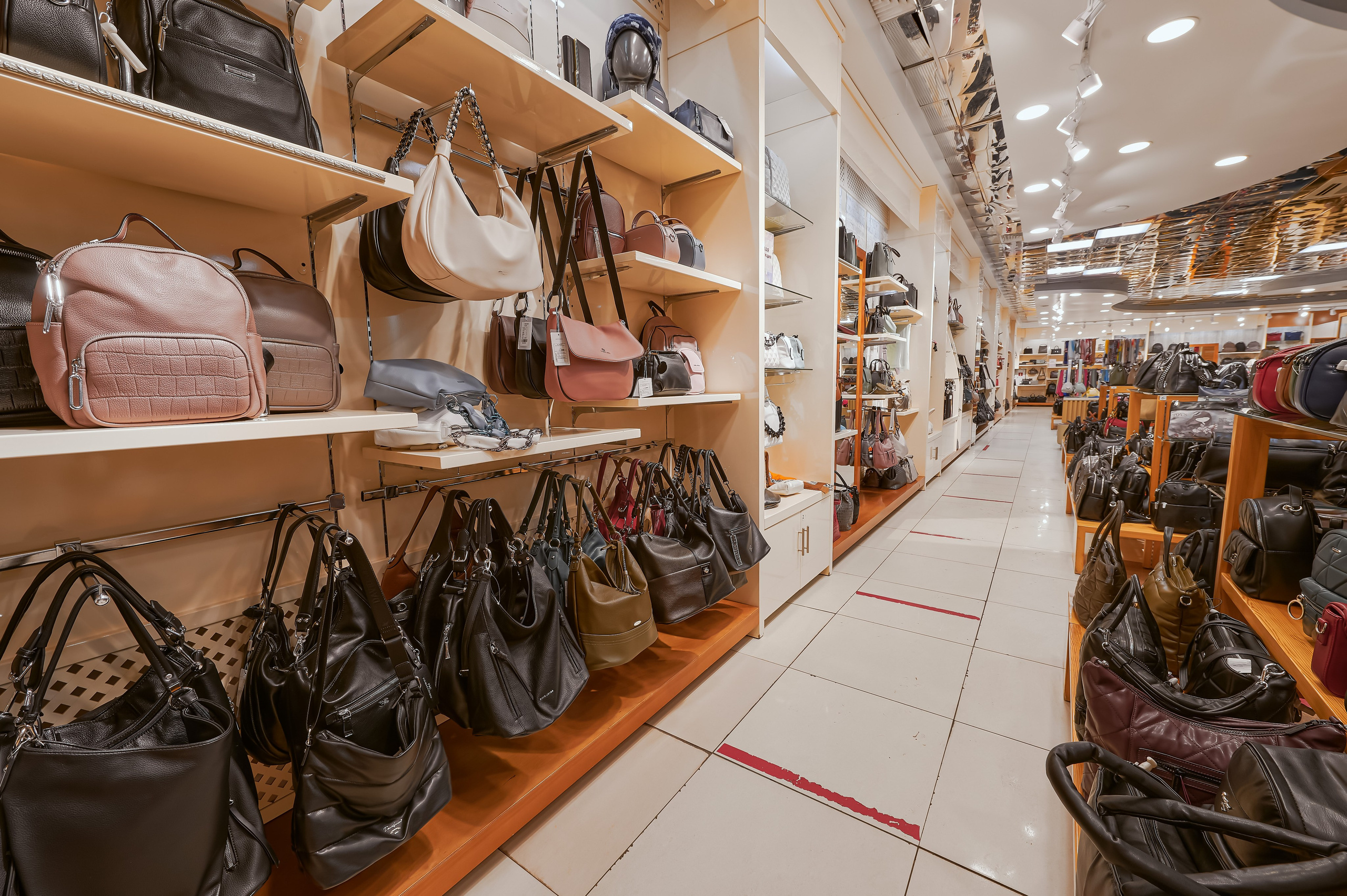 Портфолио по интерьерной и экстерьерной фотосъёмки: Мир Сумок — Правый берег. Фотограф Яковлев Роман — Красноярск