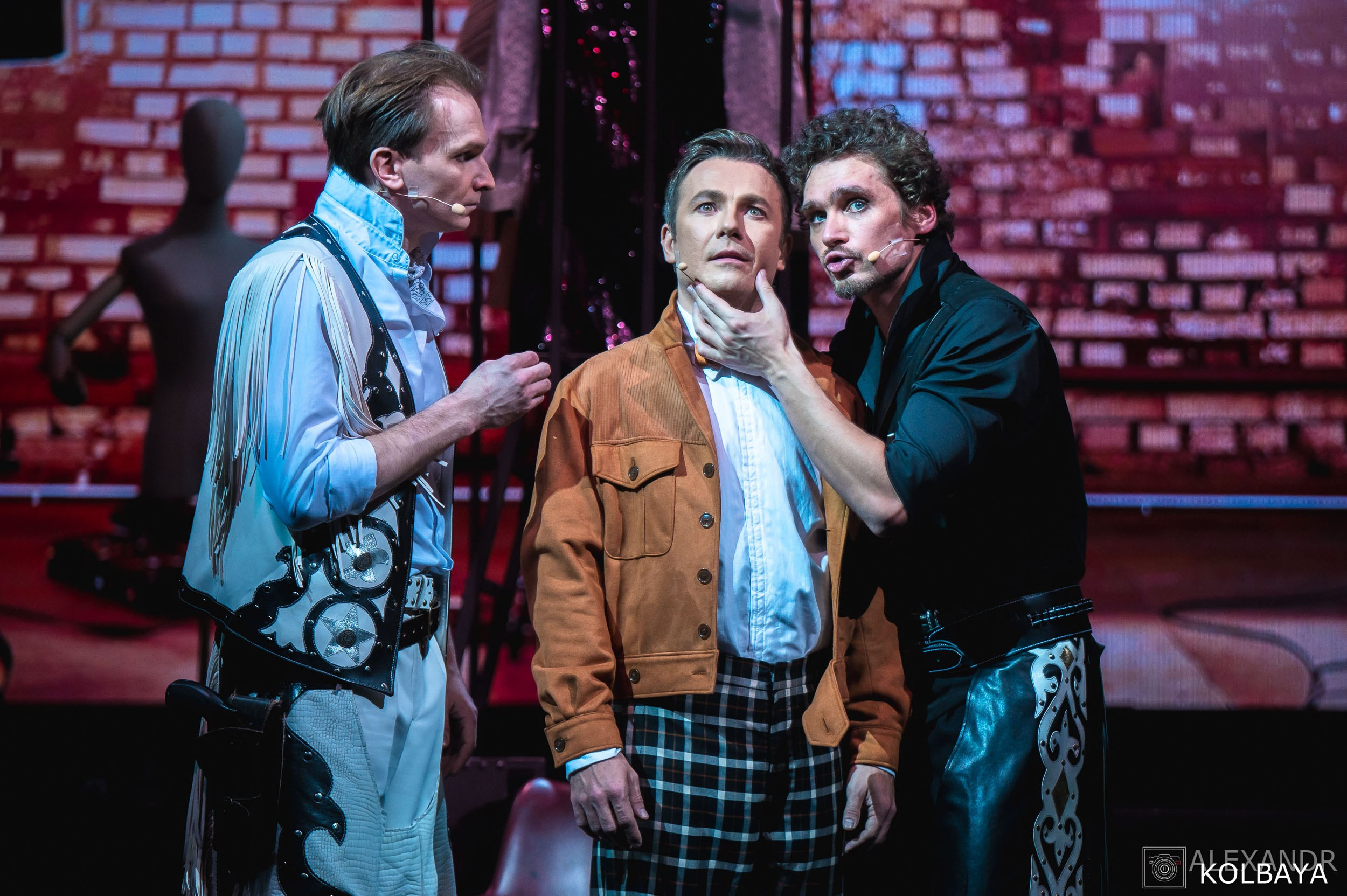 Фотографии со спектакля «Привет, я тетя Чарли». Концертный и театральный репортажный фотограф в Москве Александр Колбая