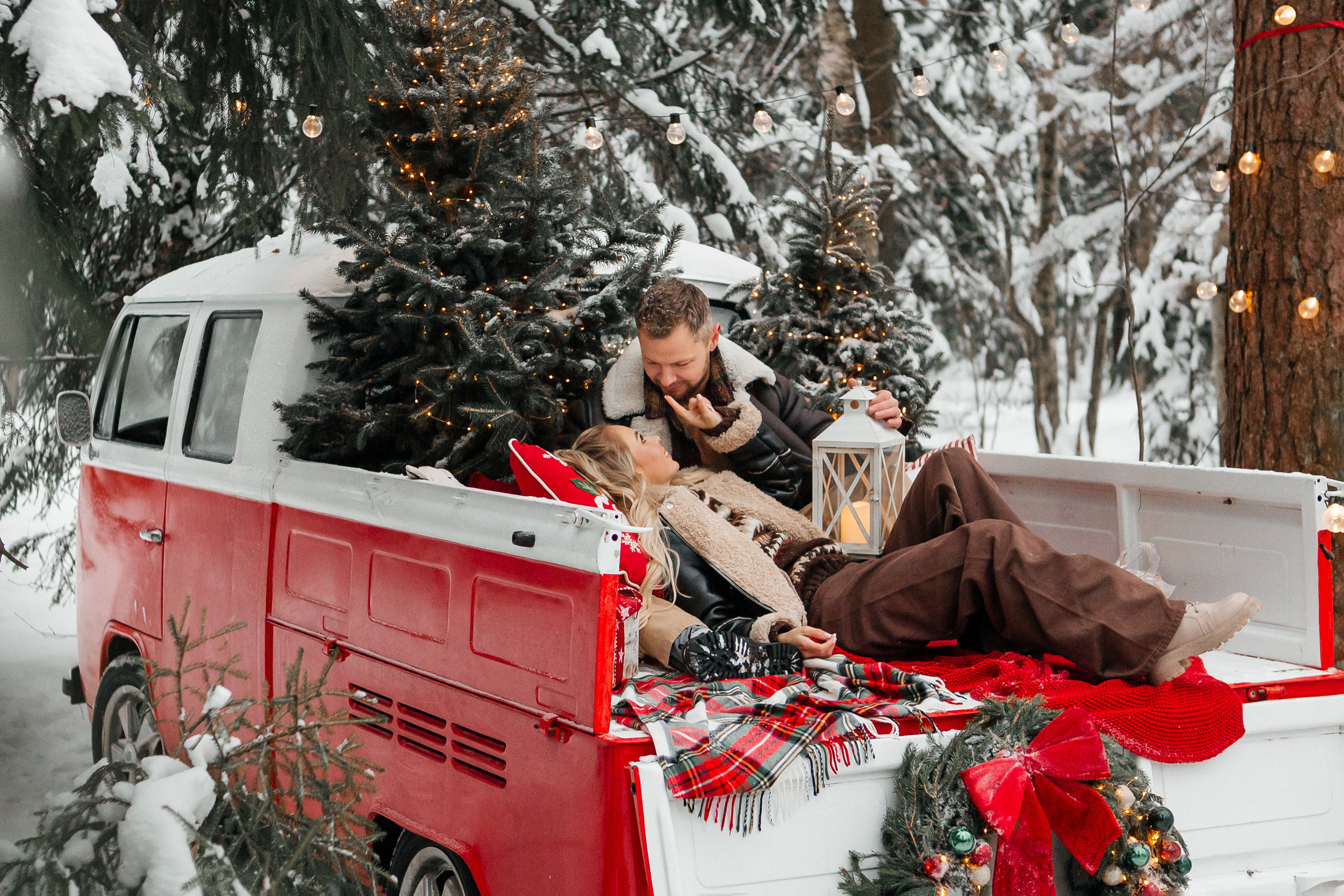 Новогодняя фотосессия с красным авто. Свадебный фотограф в Москве Дарья Олендарёва