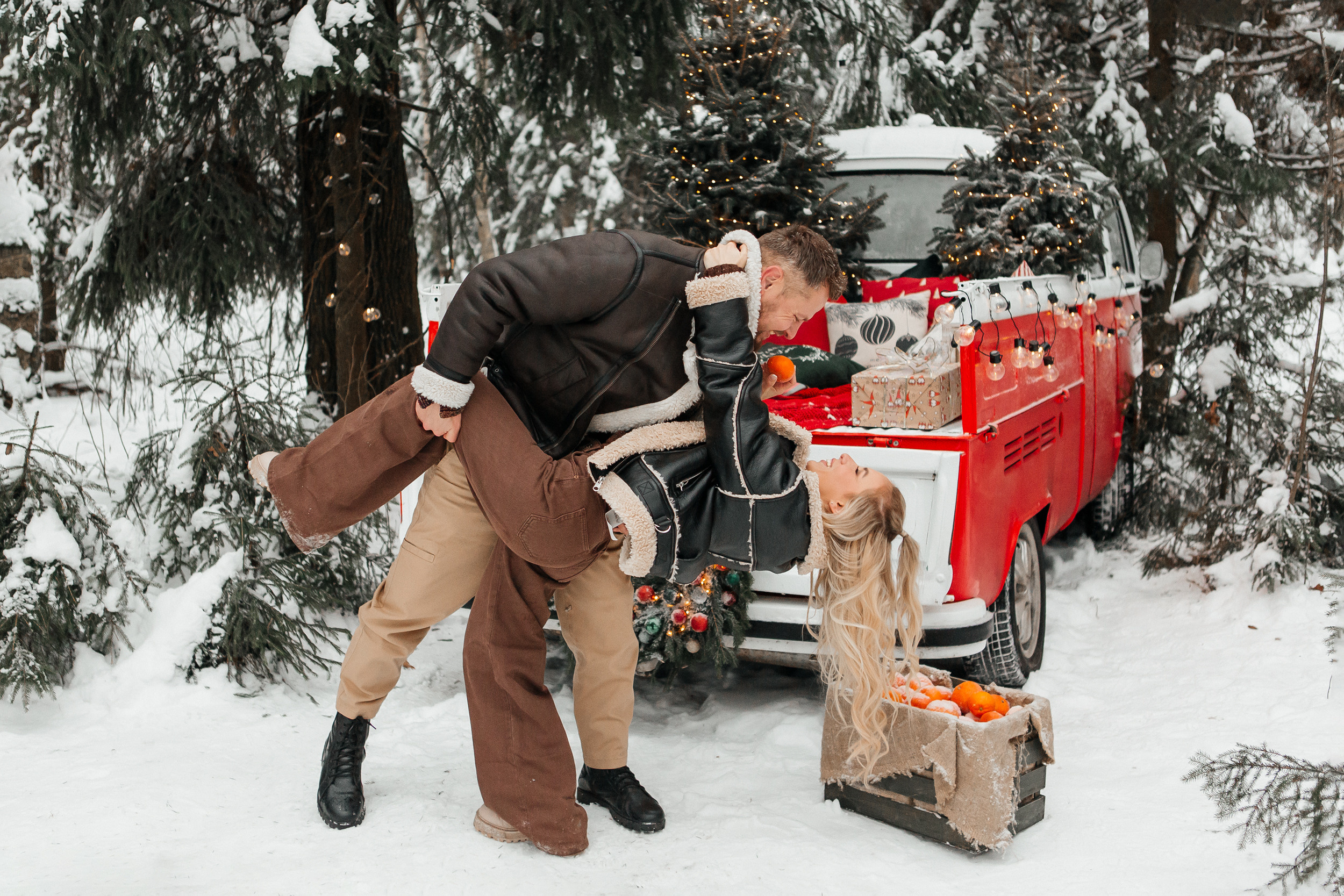 Новогодняя фотосессия с красным авто. Свадебный фотограф в Москве Дарья Олендарёва