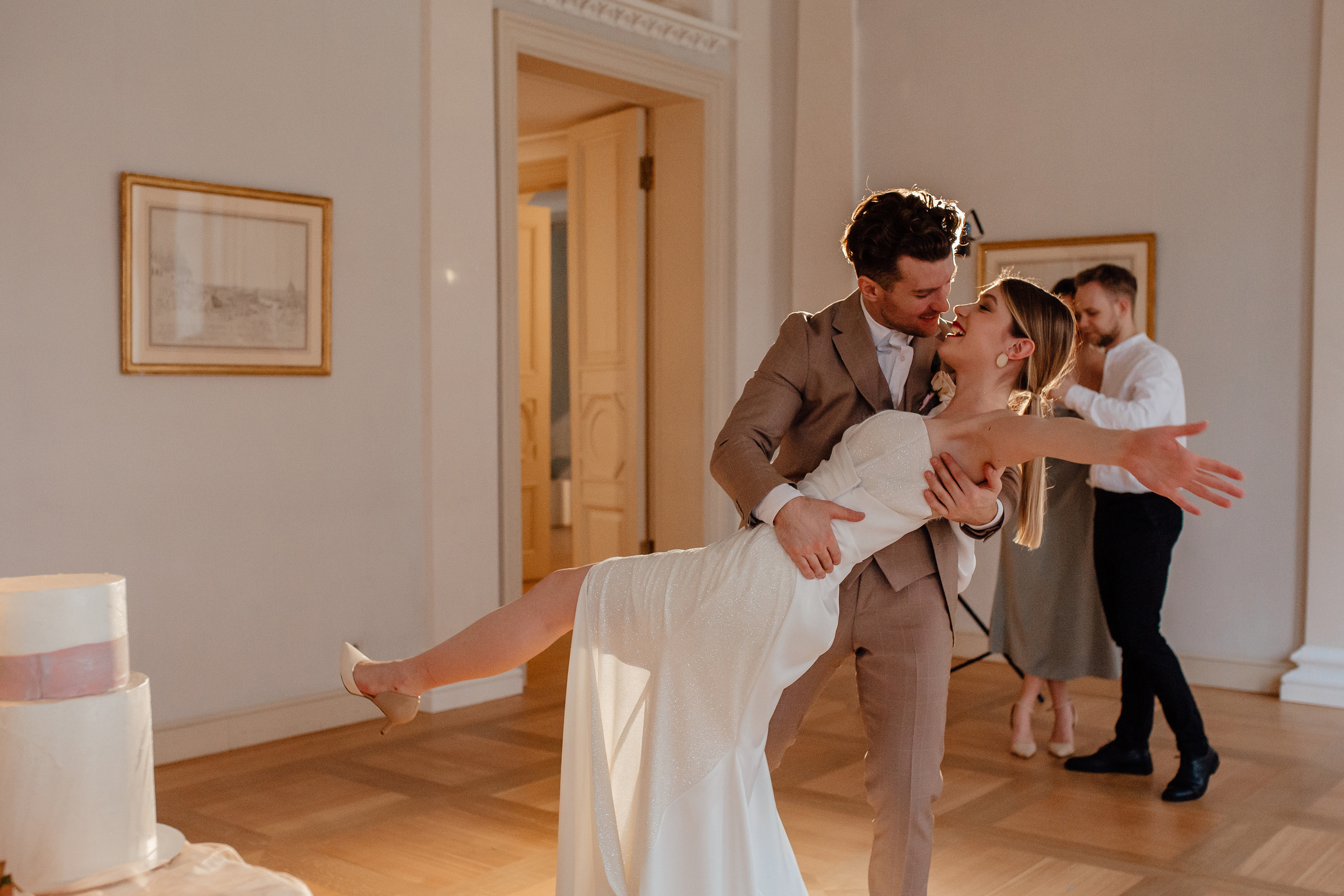 Свадебная фотосессия в усадьбе Муравьевых-Апостолов. Свадебный фотограф в Москве Дарья Олендарёва