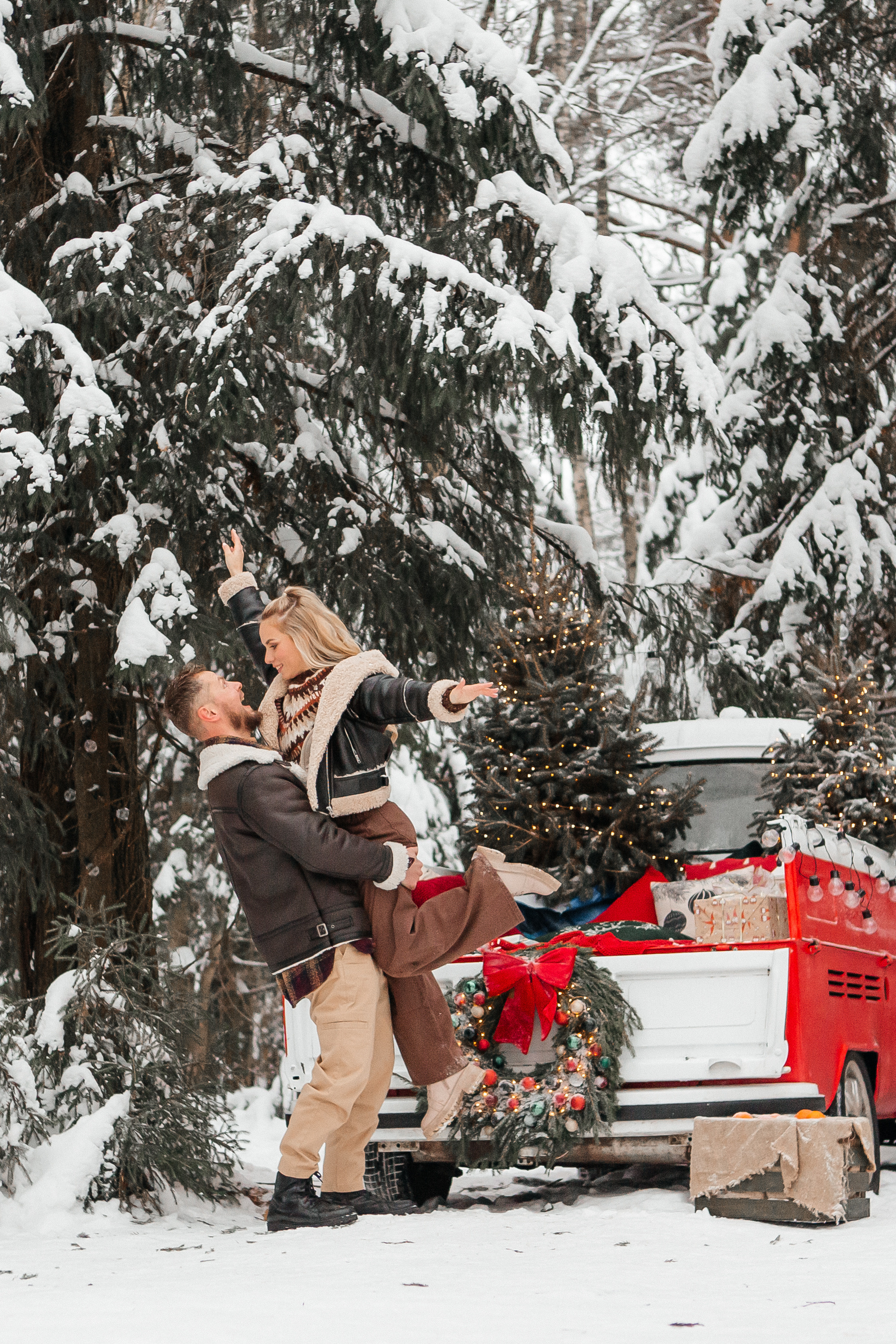 Новогодняя фотосессия с красным авто. Свадебный фотограф в Москве Дарья Олендарёва