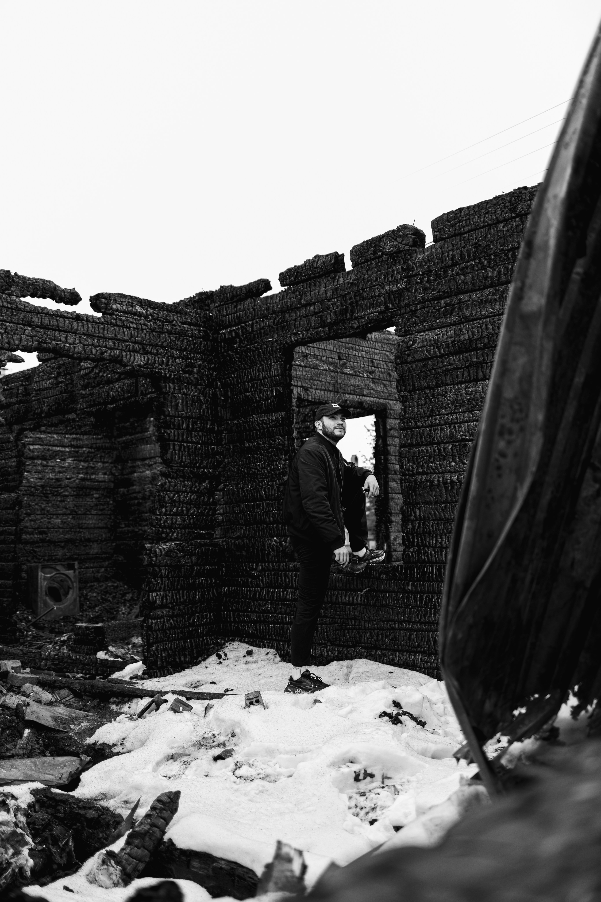 Илья за 1 час до сноса дома, который сгорел у нас в 2023. Семейный фотограф Надежда Каримова | Иркутск Байкал Аршан