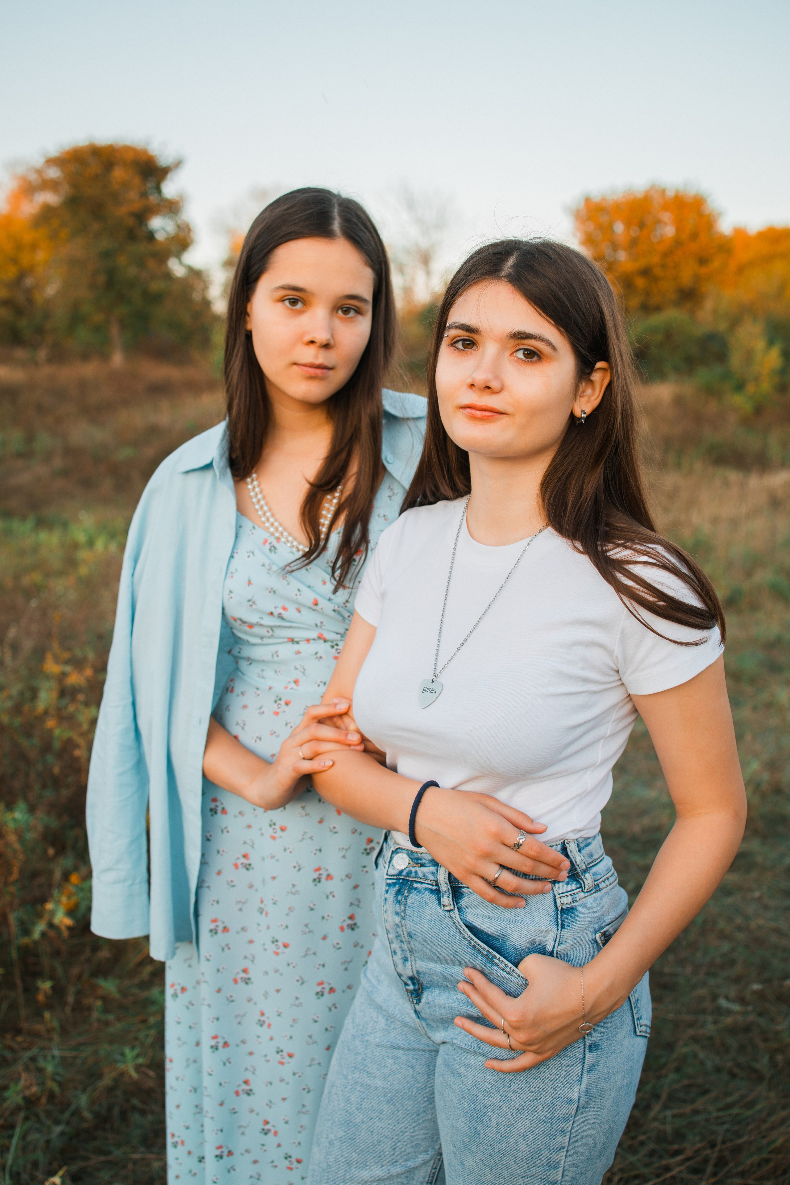 Прогулочная фотосессия на выпускной альбом с 11 классом в Серпухове. Выпускные альбомы в Серпухове