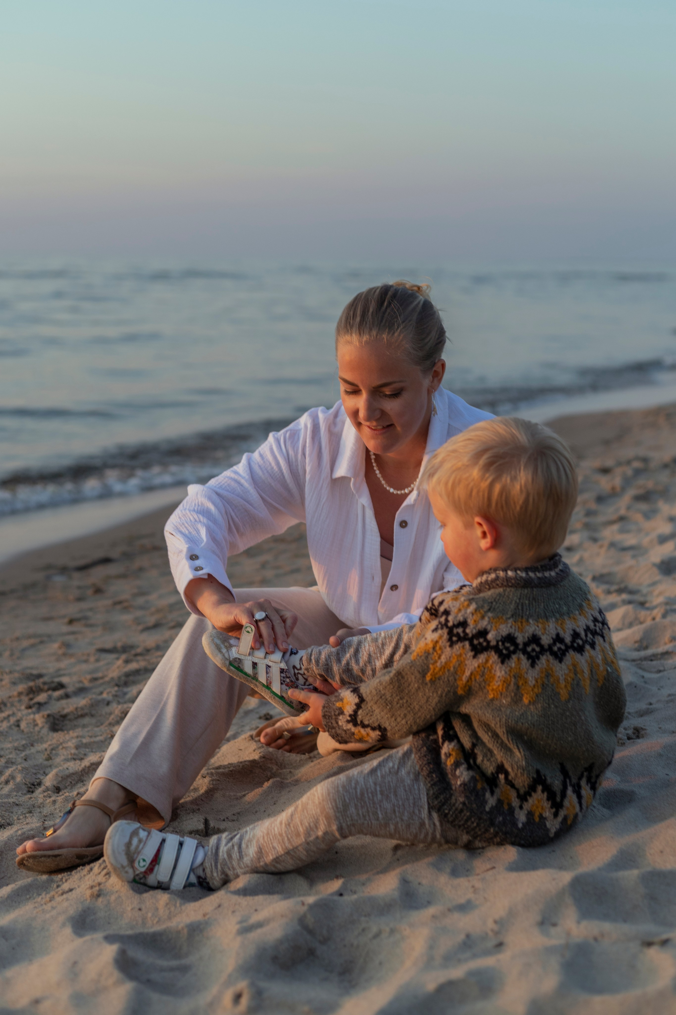 Семья на море в золотой час. Фотограф Анастасия Горлач в Калининграде