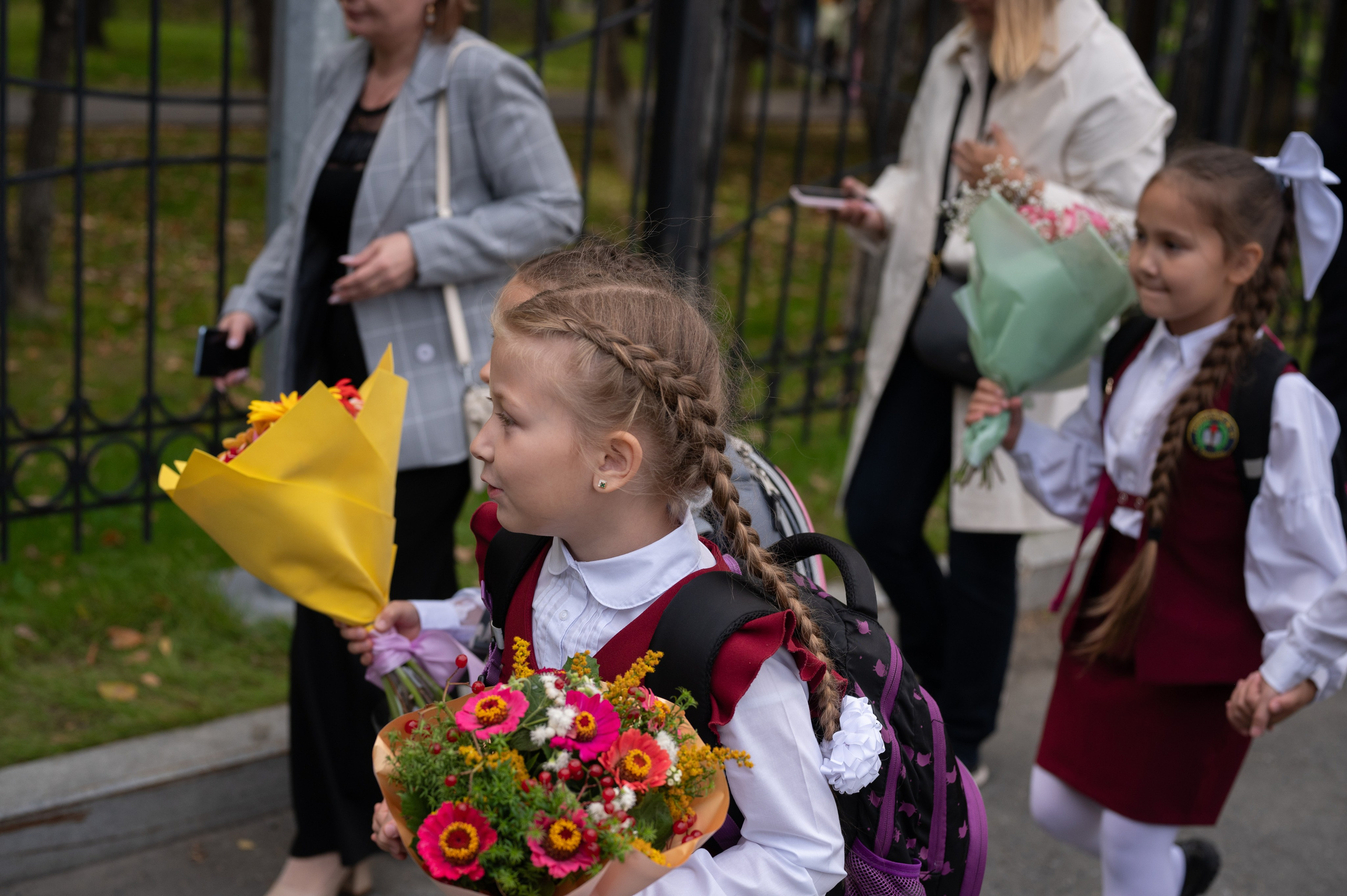 1 сентября 16 гимназия 2 класс (линейка + в классе+ на улице). Фотограф новорожденных, семейный детский в Тюмени Татьяна Морозова