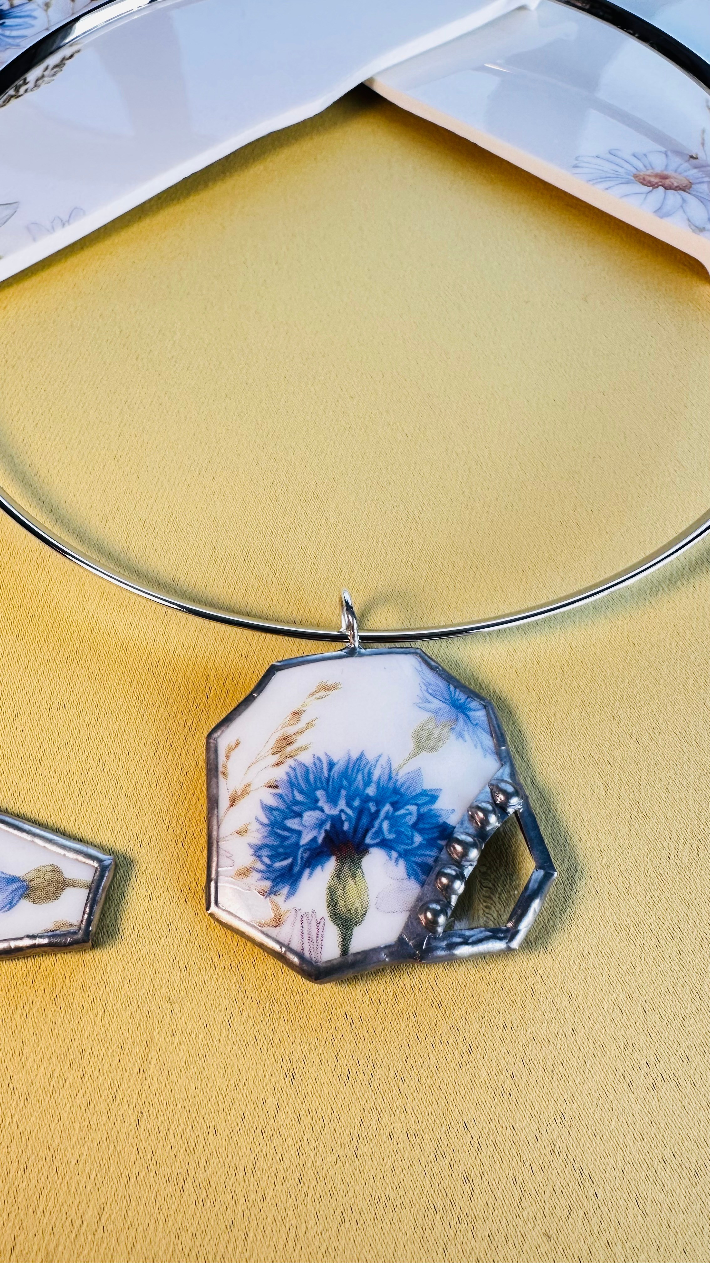 Комплект украшений — чокер с кулоном и серьги, выполненные в технике тиффани, цвет голубой, с изображением полевых цветов. Гербарий в стекле, интерьерные панно, витражи с сухоцветами в технике тиффани