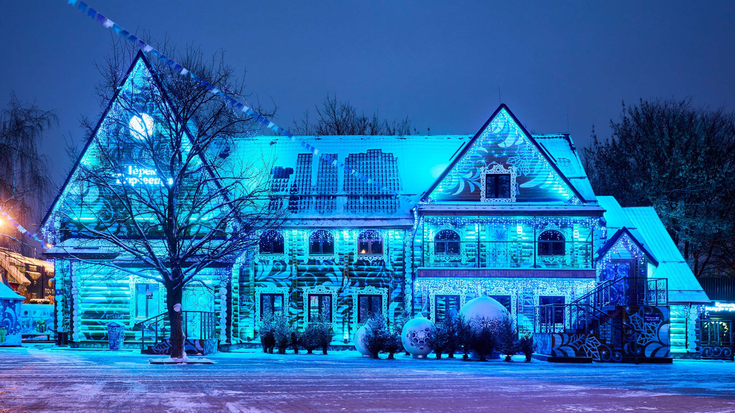 Терема Усадьбы Деда Мороза вечером. Никита Хохловский фото и видео продакшн