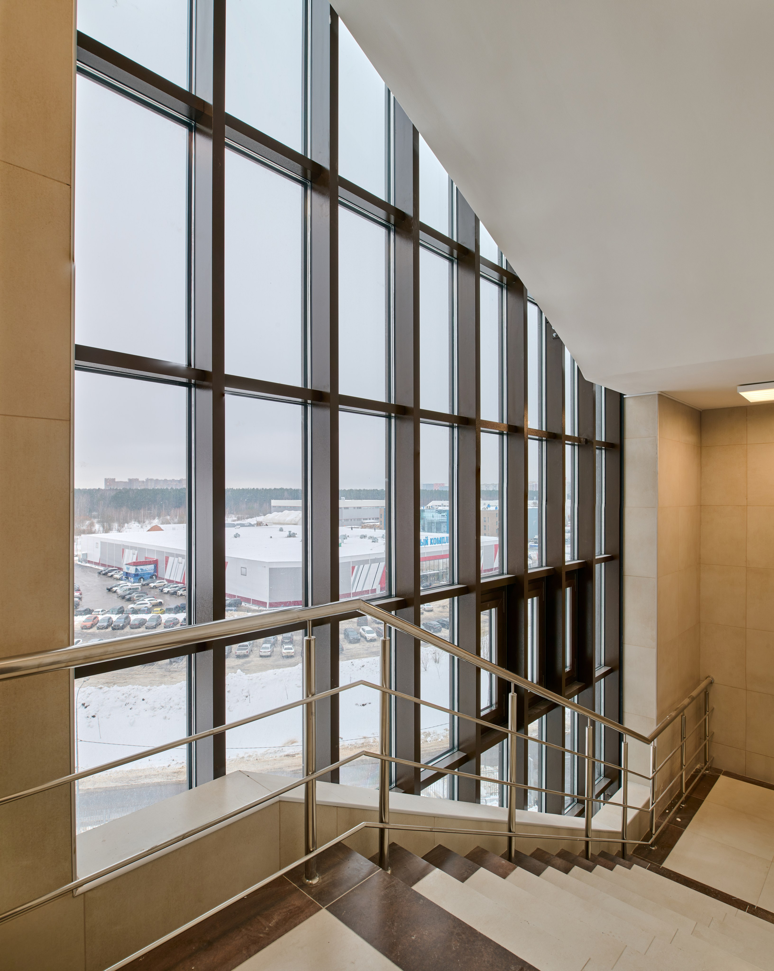 Лестничный пролёт с панорамным остеклением, вид вниз