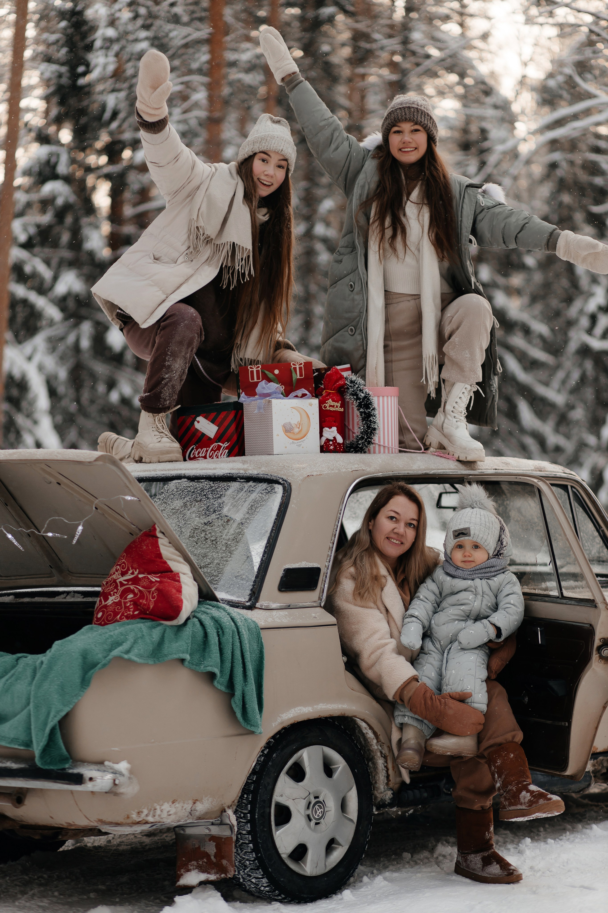 Надя, Оксана, Рудольф, Настя и Савелий. Свадебный фотограф Чайковский