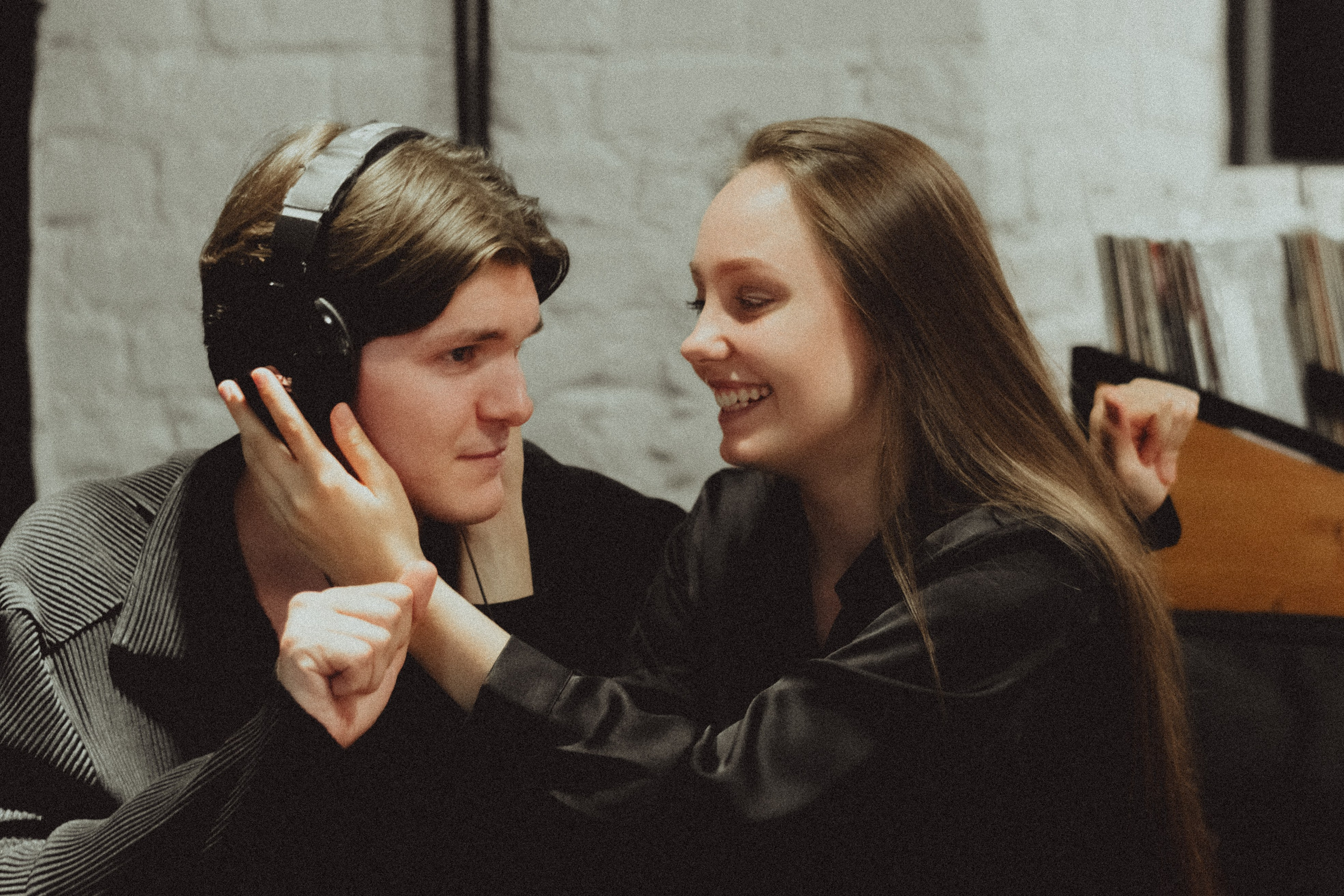 Парная ретро фотосессия в магазине с виниловыми пластинками