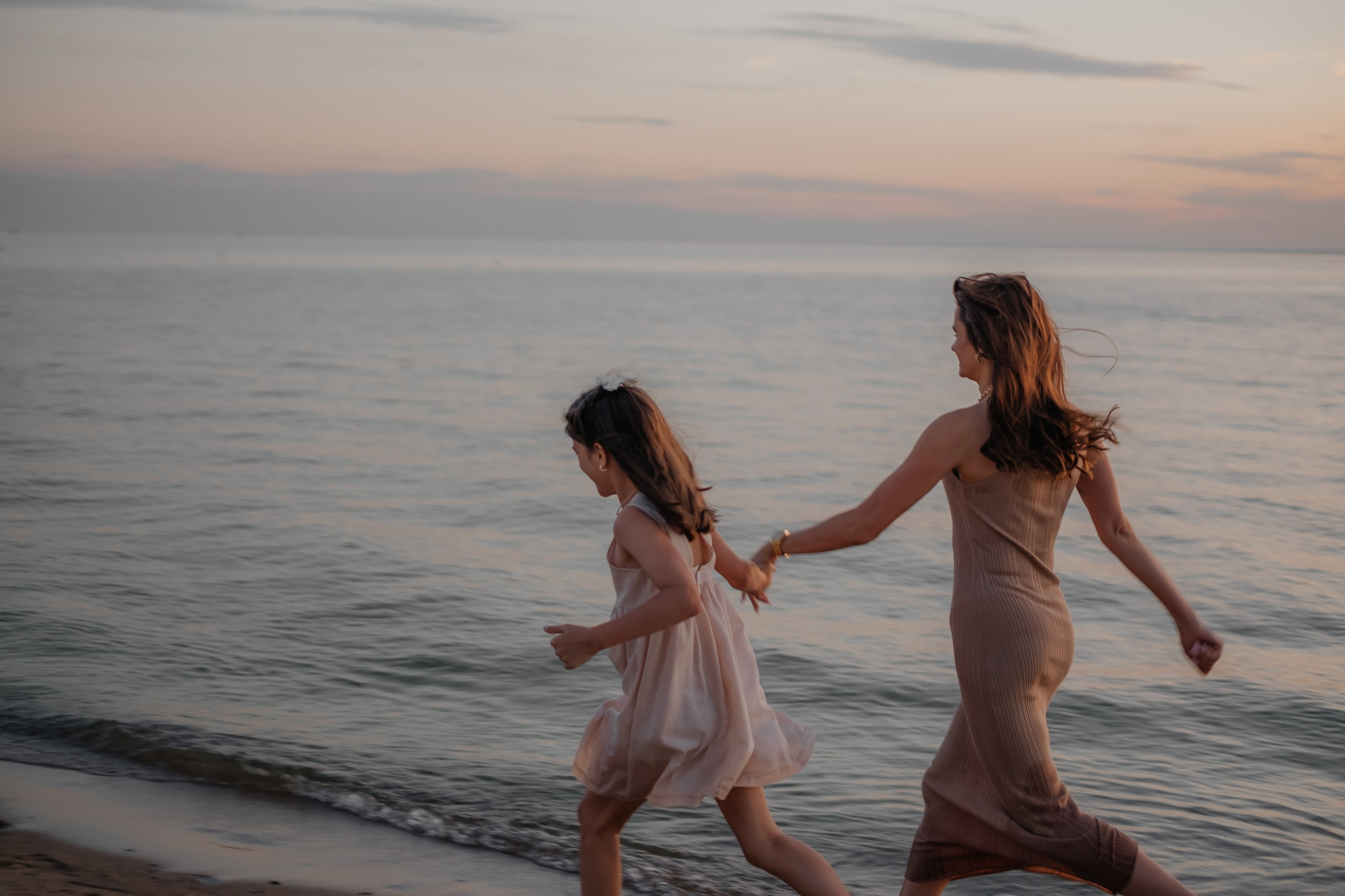 Катя с дочками на берегу. Фотограф в Новосибирске Диана Ильиных