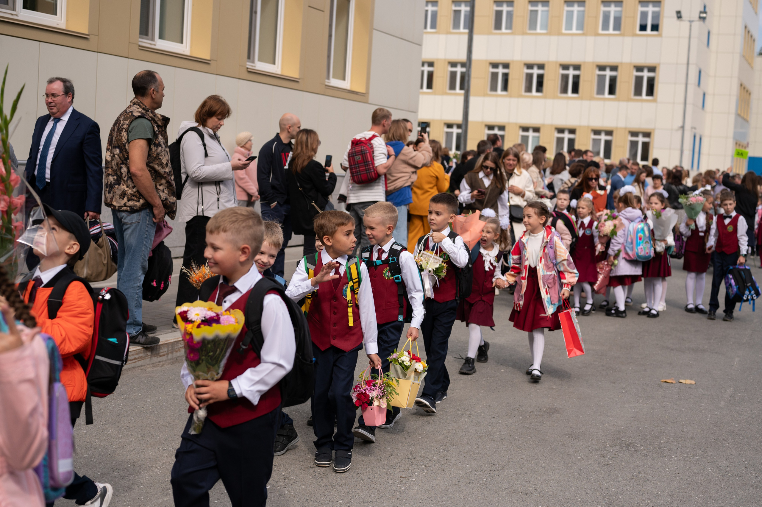1 сентября 16 гимназия 2 класс (линейка + в классе+ на улице). Фотограф новорожденных, семейный детский в Тюмени Татьяна Морозова