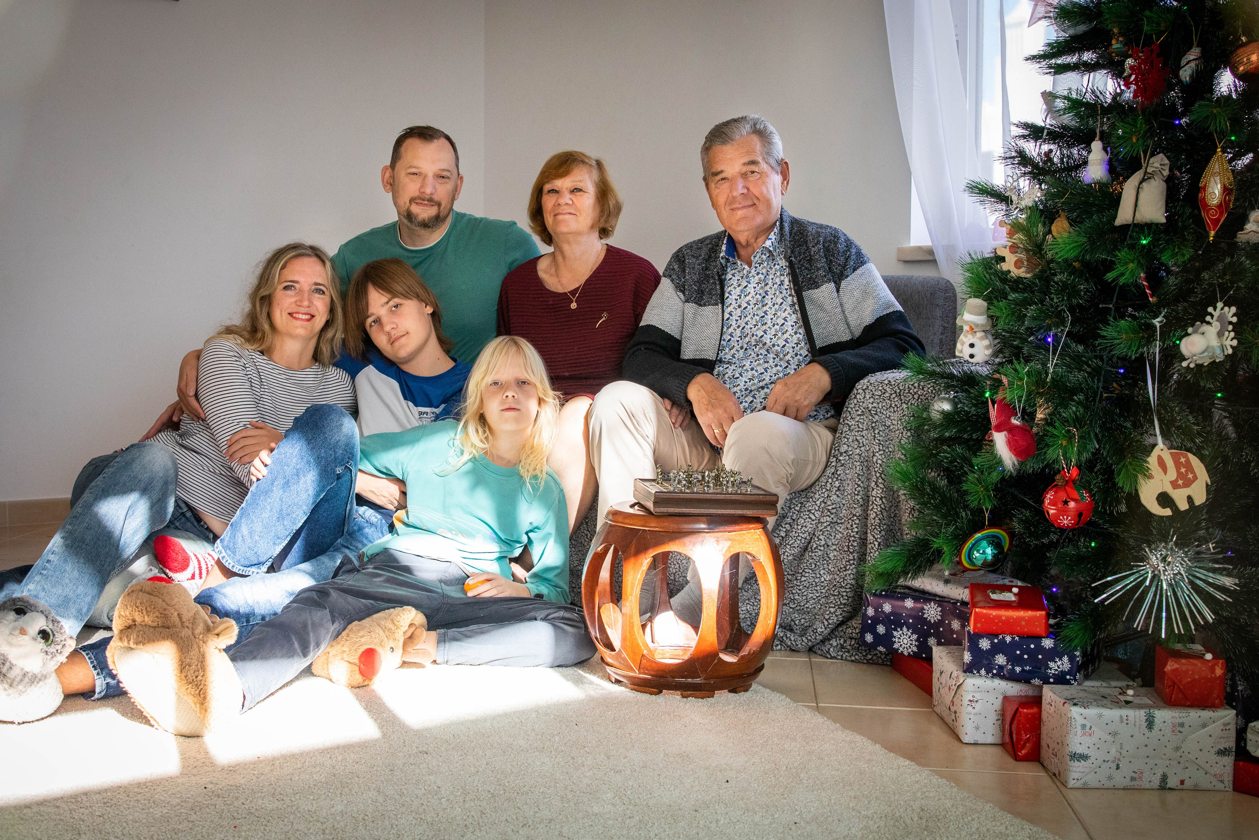 Family photo shoot at home. Photographer in Algarve, Portugal