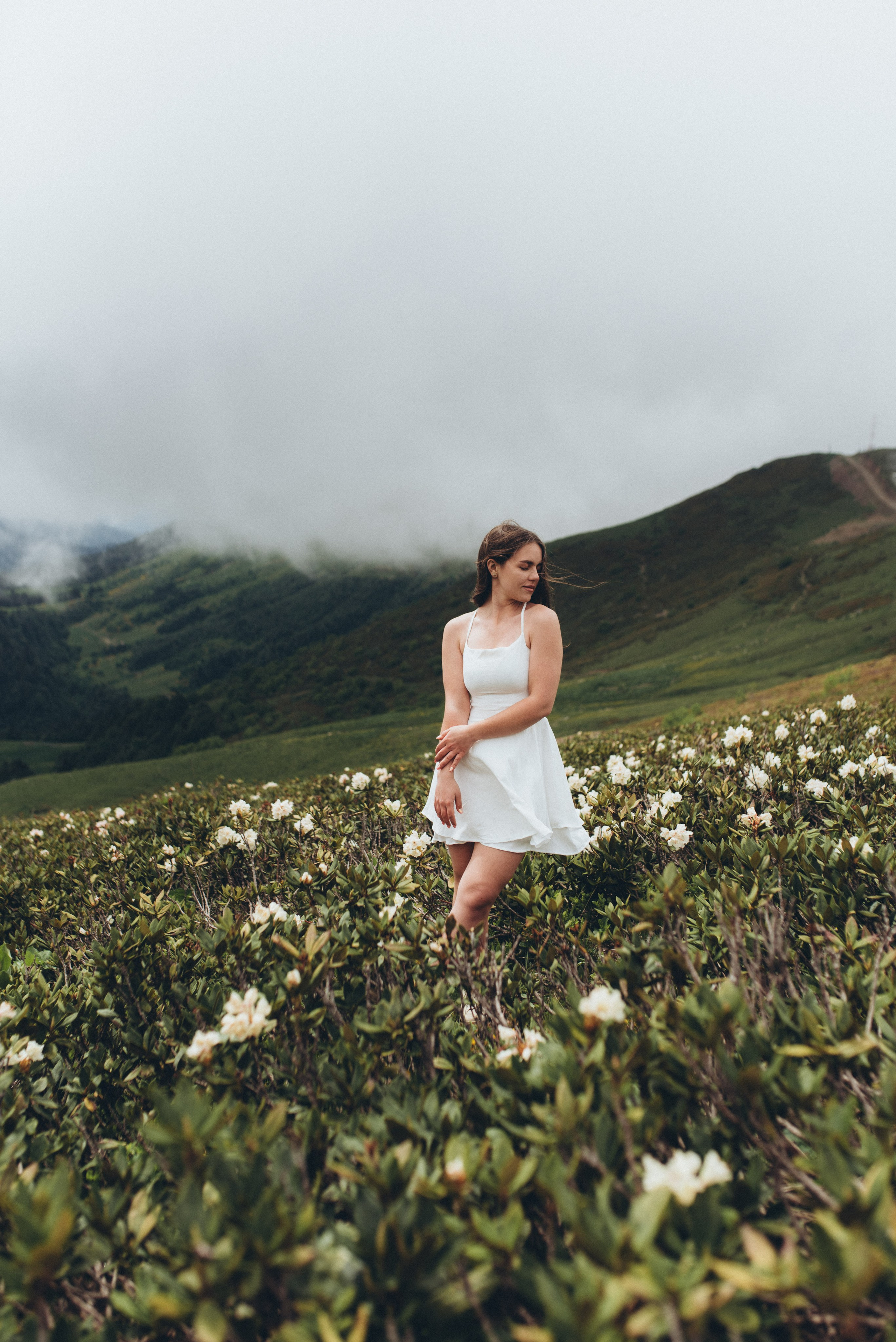 Фотосессия в горах Красной поляна Сочи цветение рододендрона. Фотограф в Сочи — Маргарита Поганова