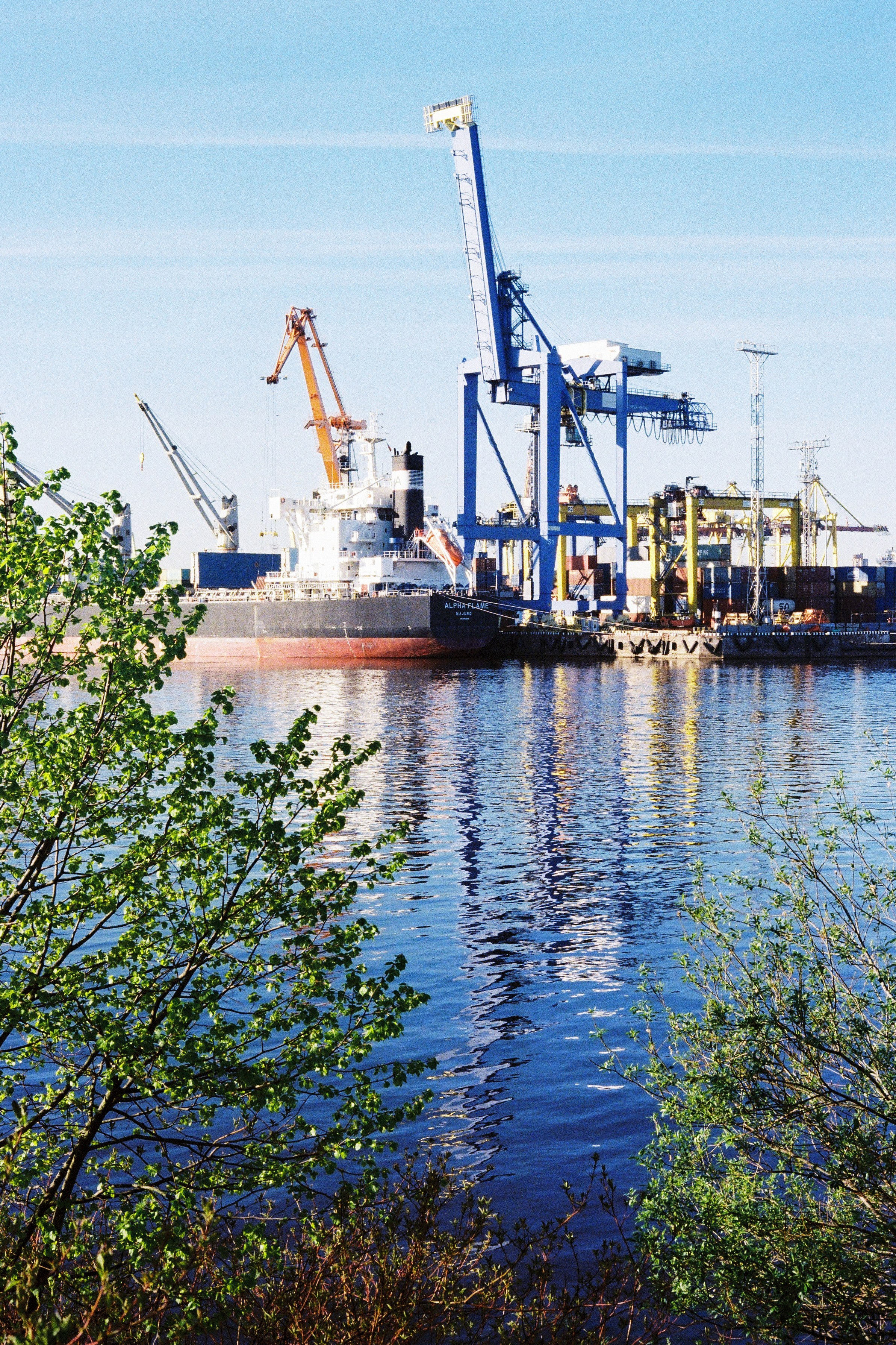 морской порт. причал.