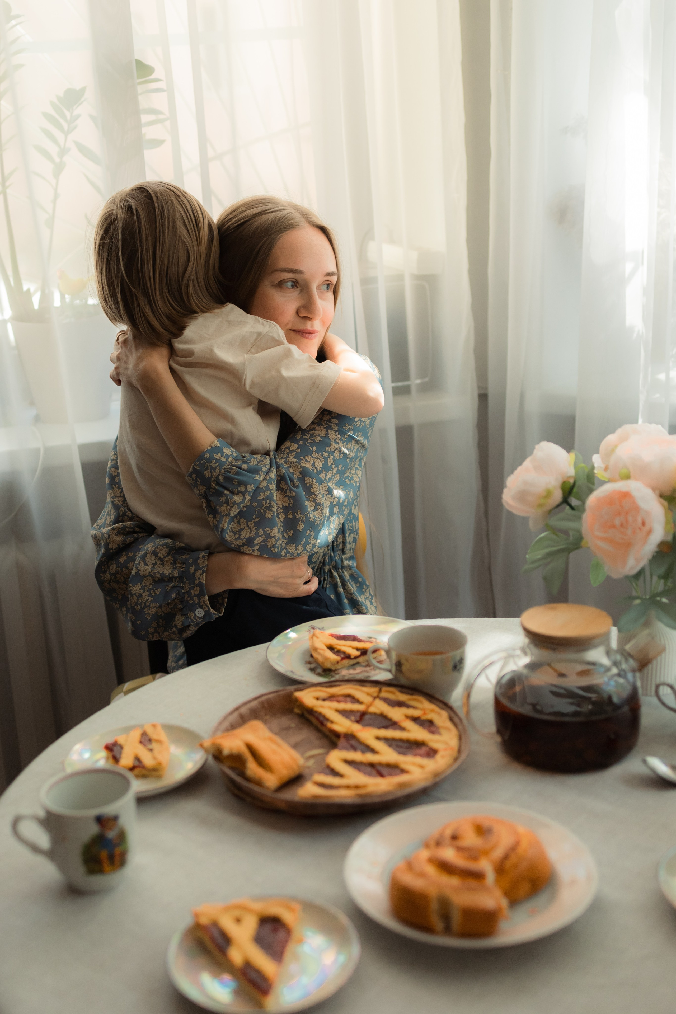 тёплые объятия: мама нежно обнимает своих детей, заполняя сердце чувством защищённости и уюта