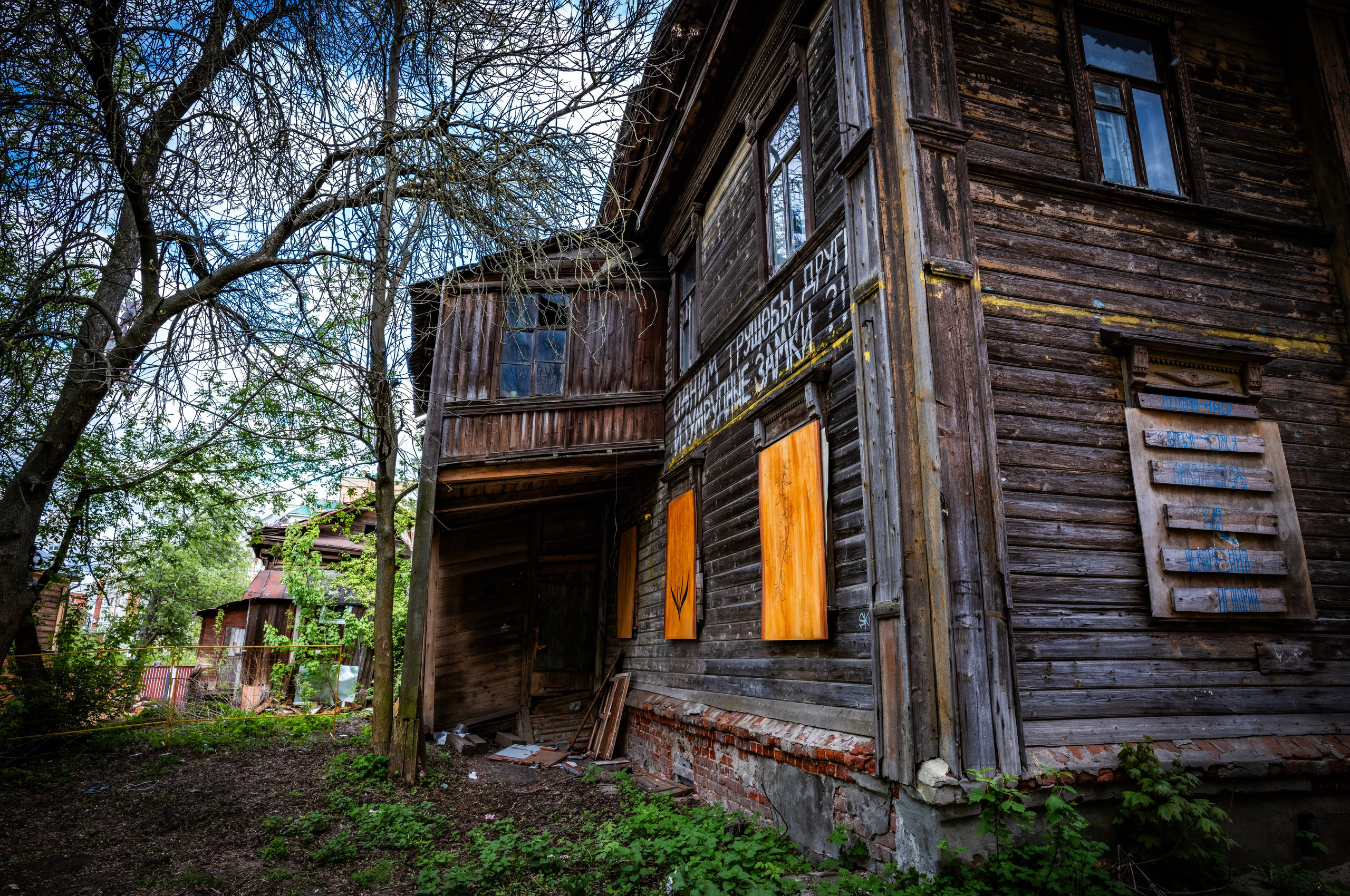 Деревянный дом с арт-рисунком на стене в Нижнем Новгороде