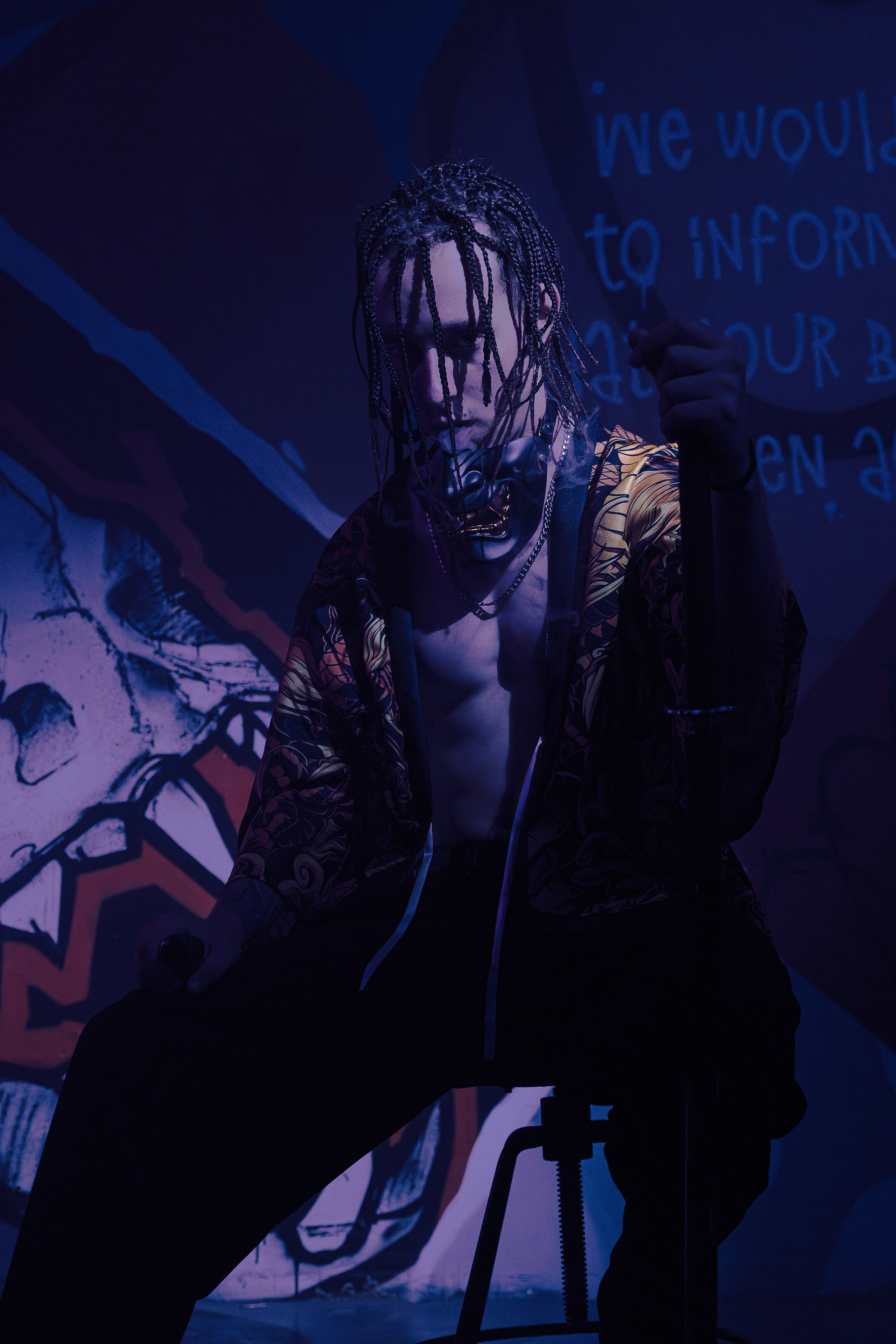 Мужская фотосъёмка в Ростове на Дону. Креативная съёмка с Александром в неоновой студии. Мужской портрет в японском стиле