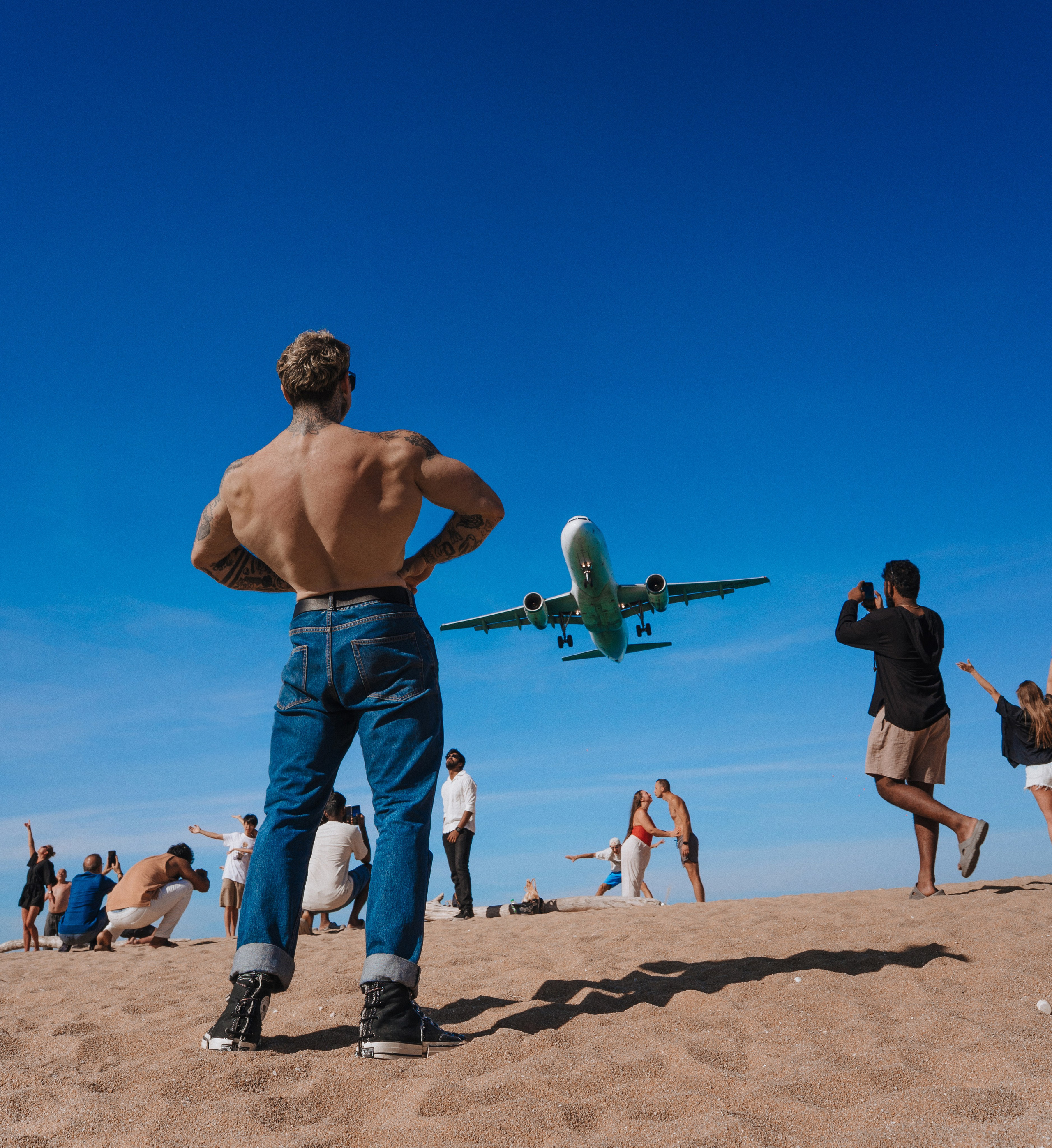 Пляж с самолётами, фотосессия для мужчин