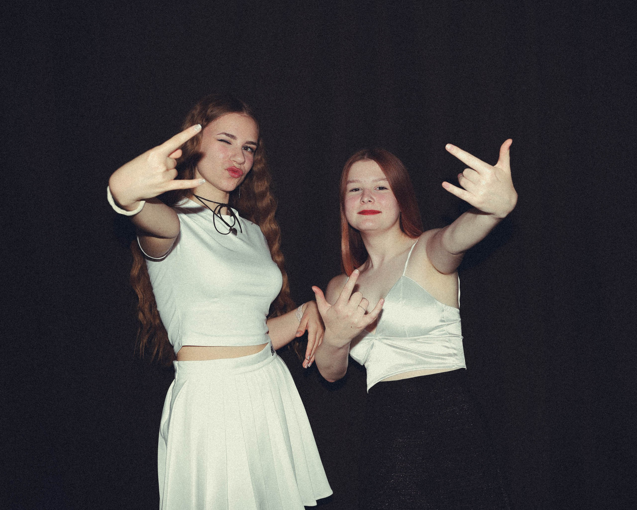 Две девицы. Фотомастерская Андрея Закоморного