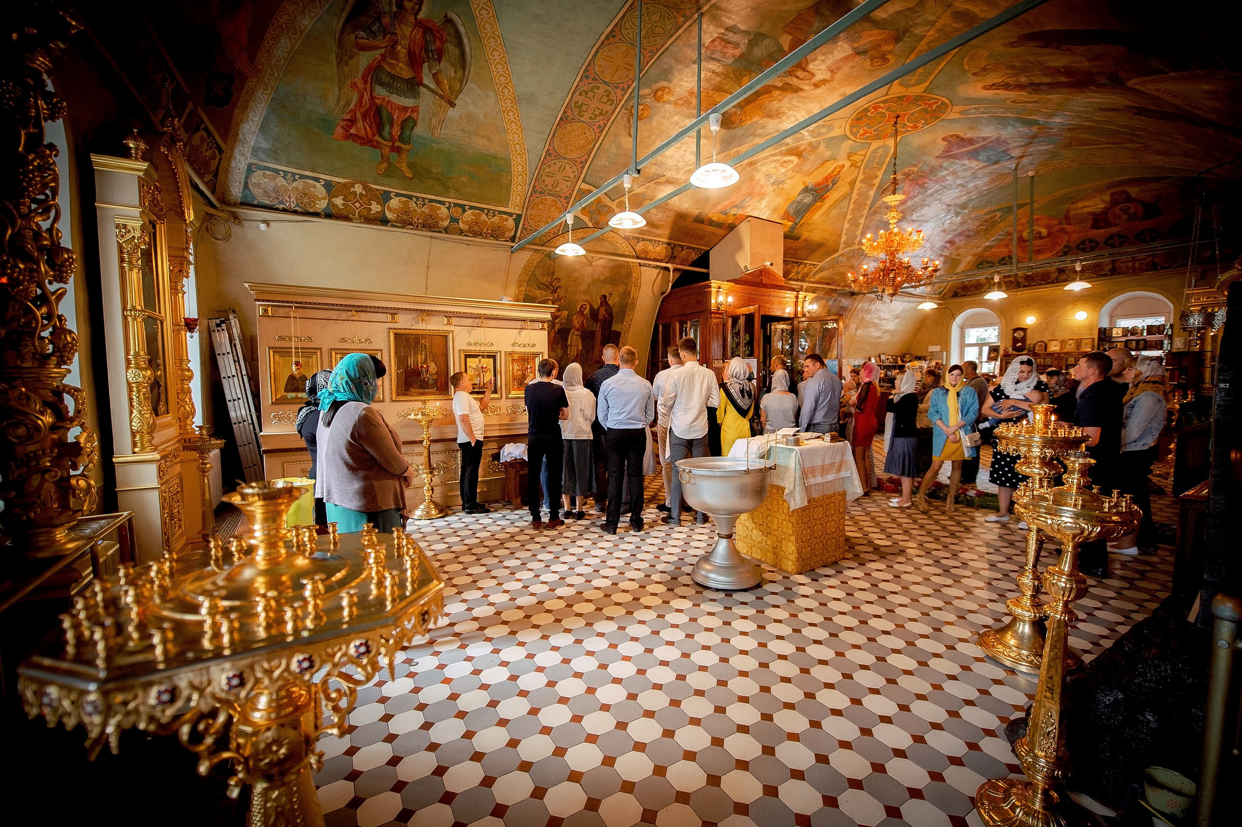 Фотосъемка крещения в Образцово в Щелково. Свадебный и семейный фотограф Виктория Носачёва. Щелково, Москва и МО