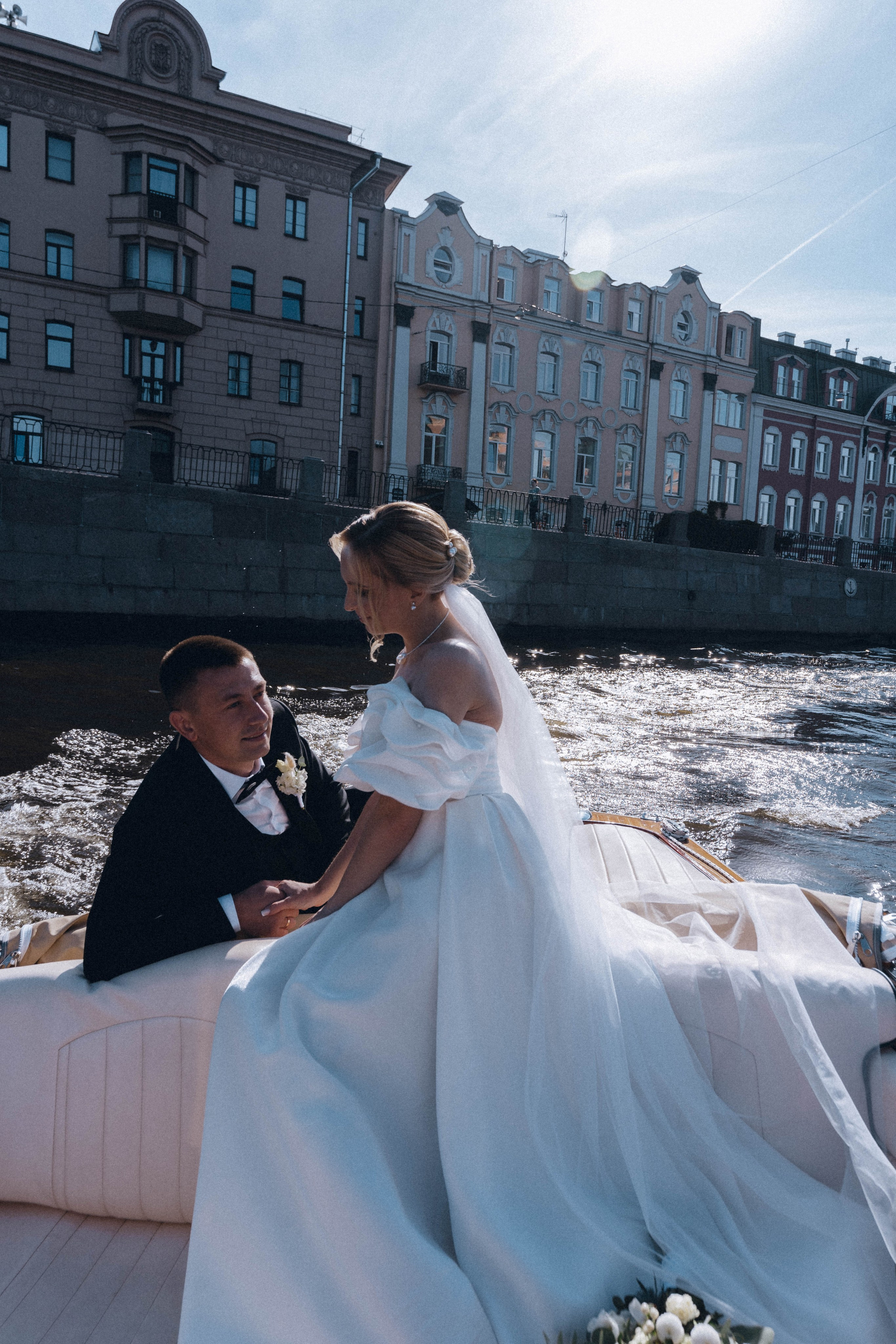 СВАДЕНБНАЯ СЬЕМКА НА КАТЕРЕ ПО КАНАЛАМ САНКТ-ПЕТЕРБУРГА И В АКВАТОРИИ НЕВЫ. Профессиональный фотограф, Санкт-Петербург — Виктория Богомолова